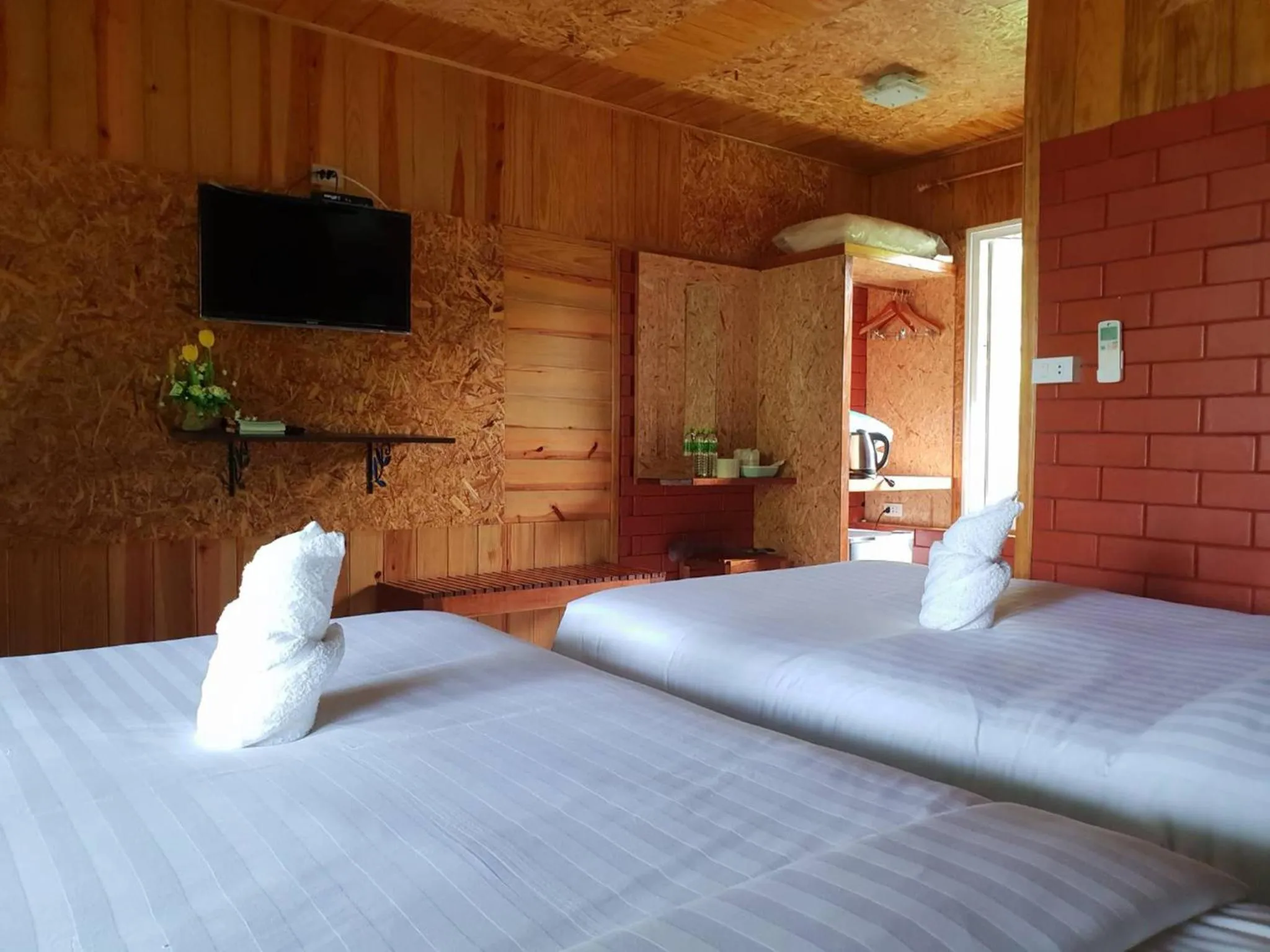 Photo of the whole room, Bed in Baan Suan Hill Resort