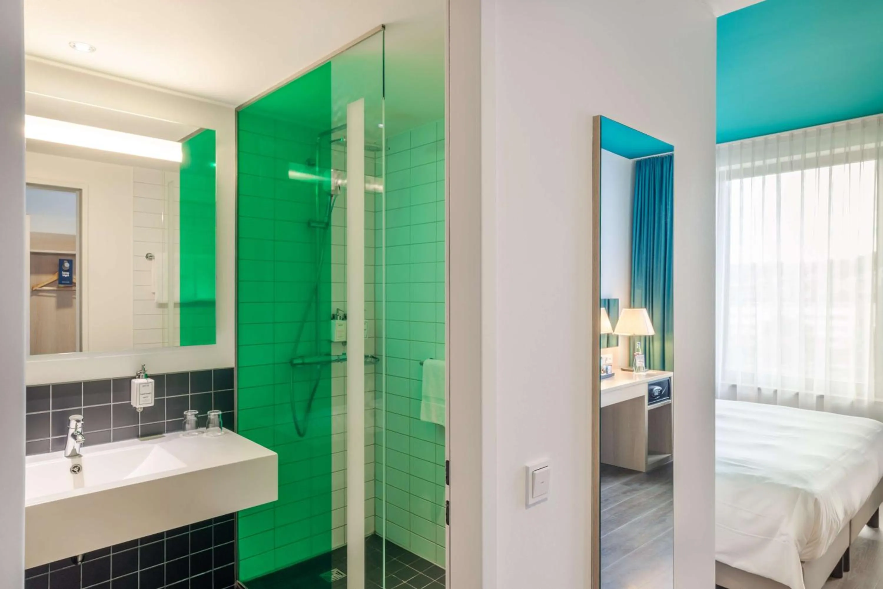 Bathroom, Bed in Park Inn by Radisson Stuttgart