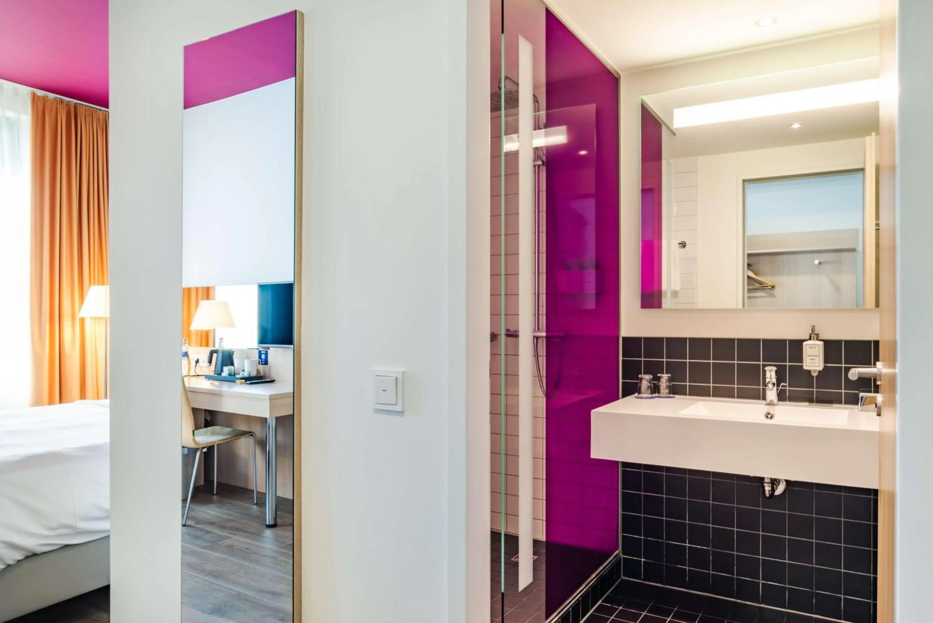 Bathroom, Bed in Park Inn by Radisson Stuttgart