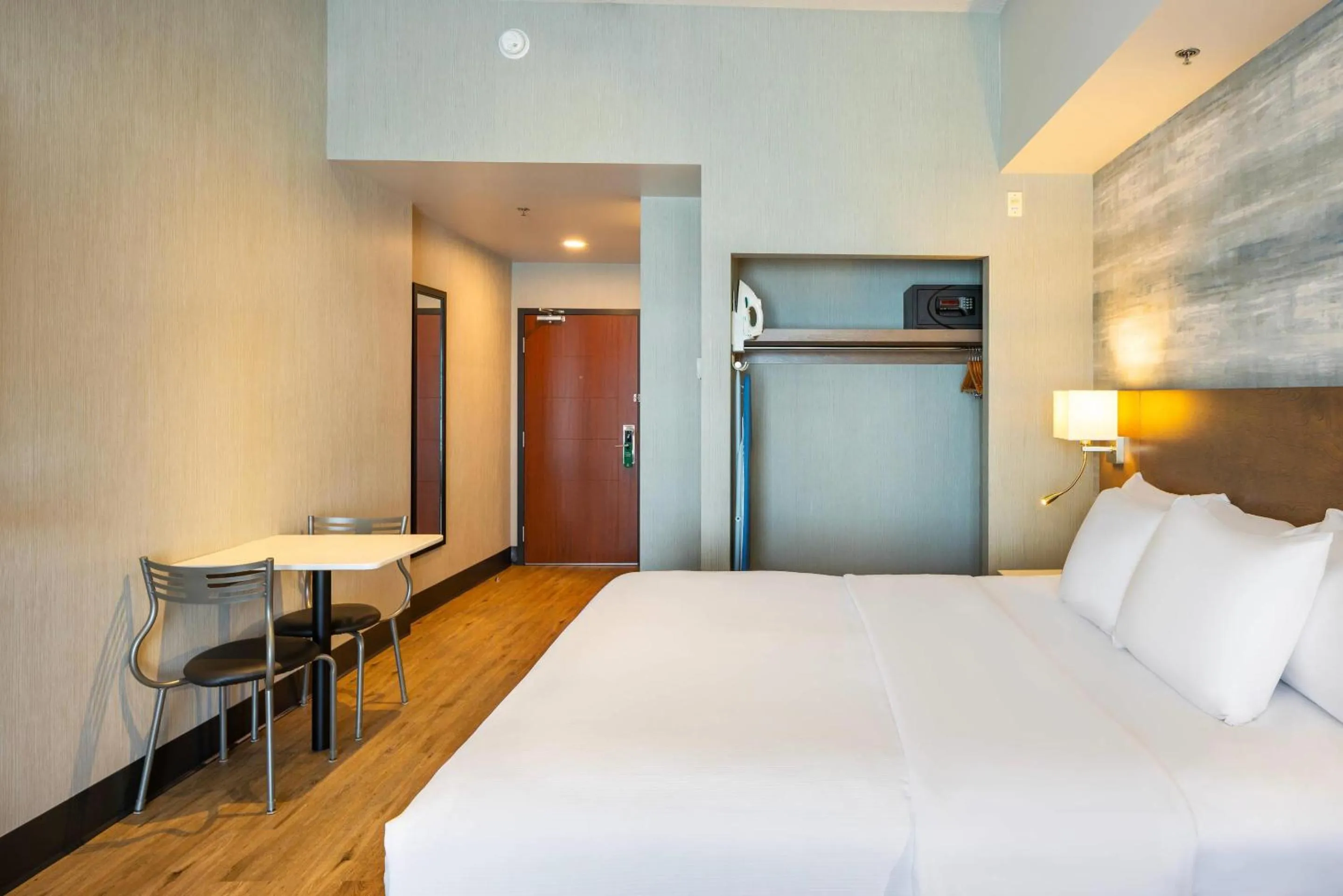 Bedroom, Bed in Quality Inn & Suites