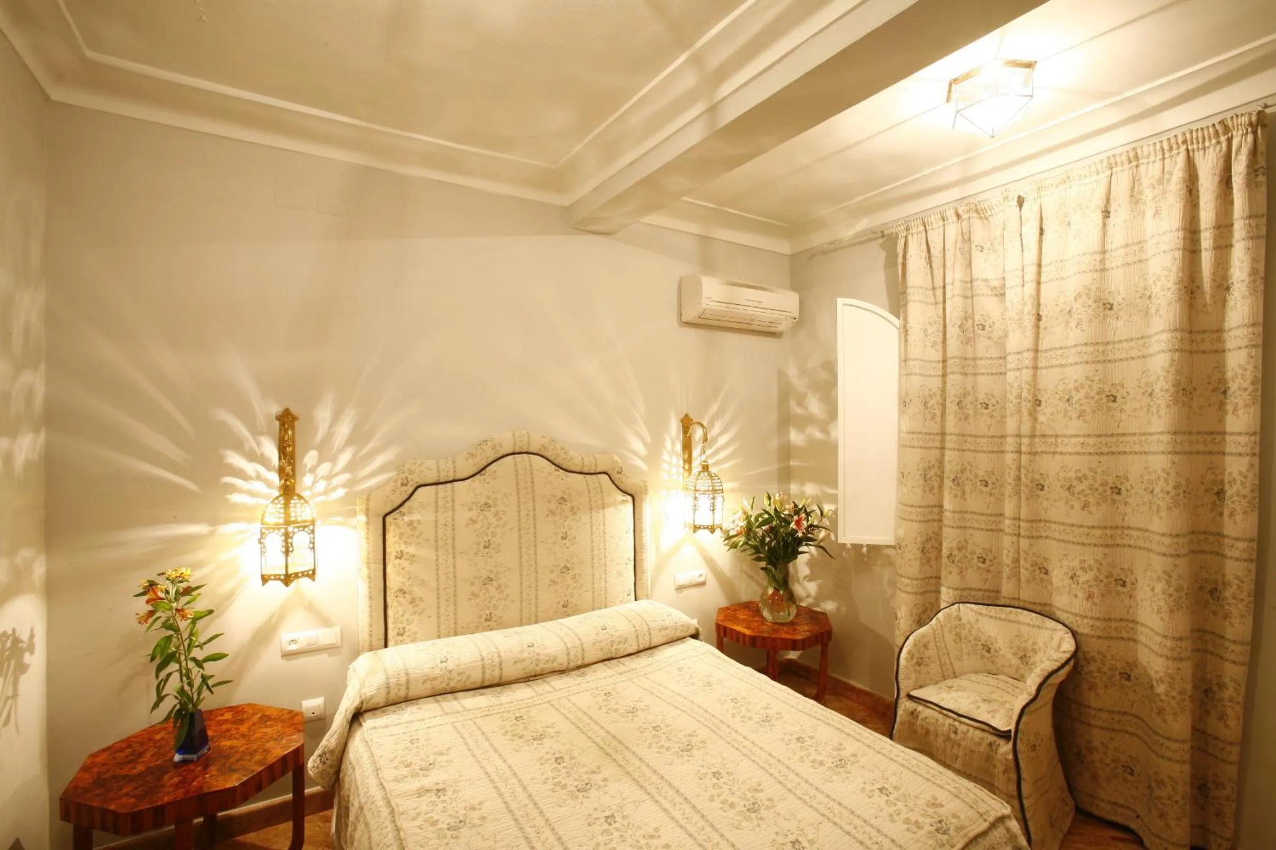 Bed in La Posada del Moro