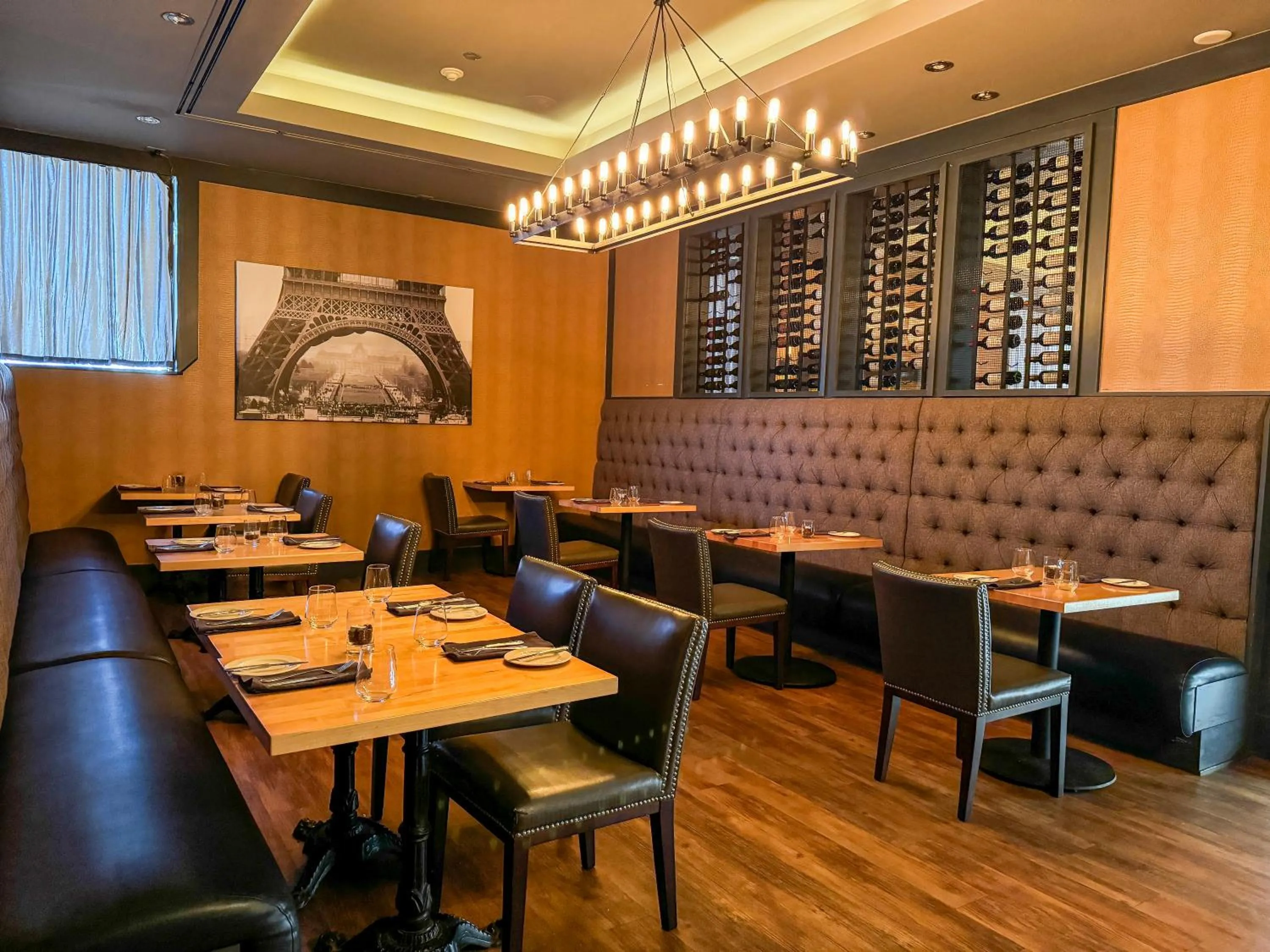 Restaurant/places to eat in Ramada Plaza by Wyndham Niagara Falls