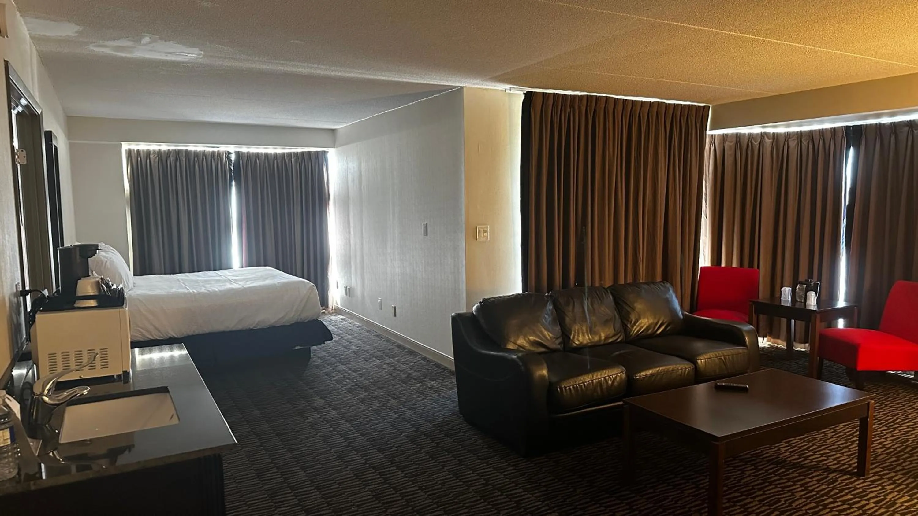 Presidential King Suite in Ramada Plaza by Wyndham Niagara Falls