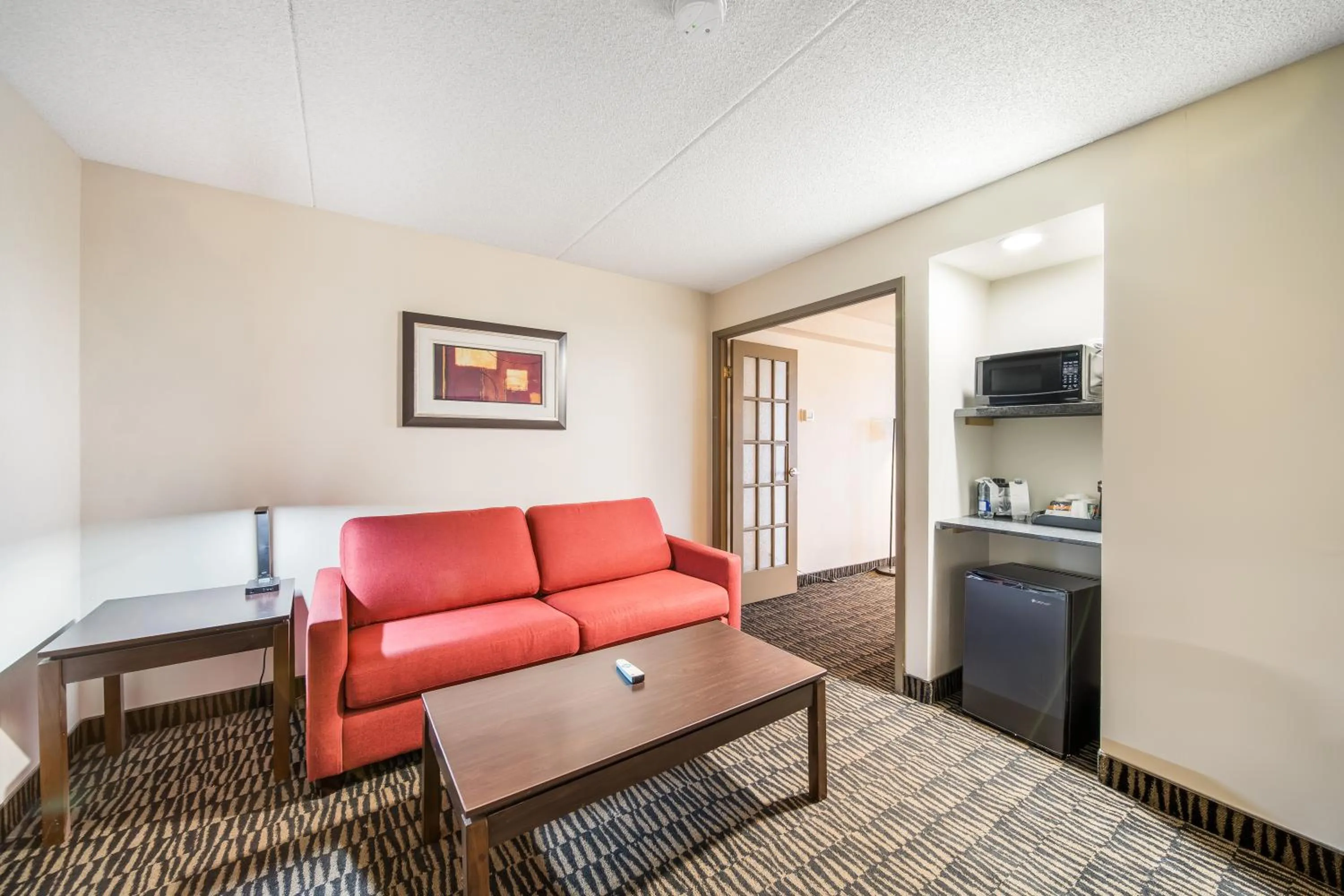 Living room in Ramada Plaza by Wyndham Niagara Falls