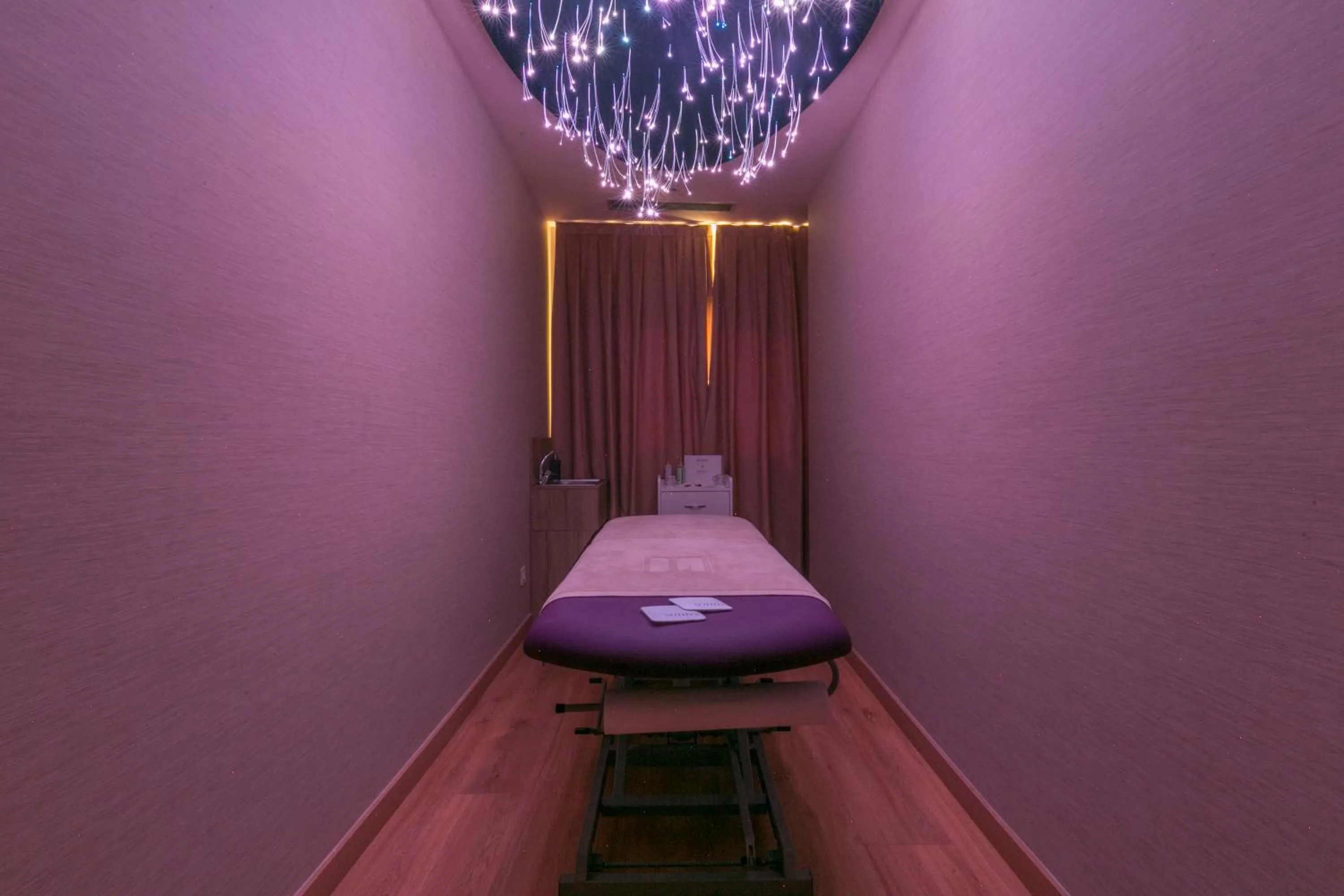 Massage, Bed in Lamaraz Hotels