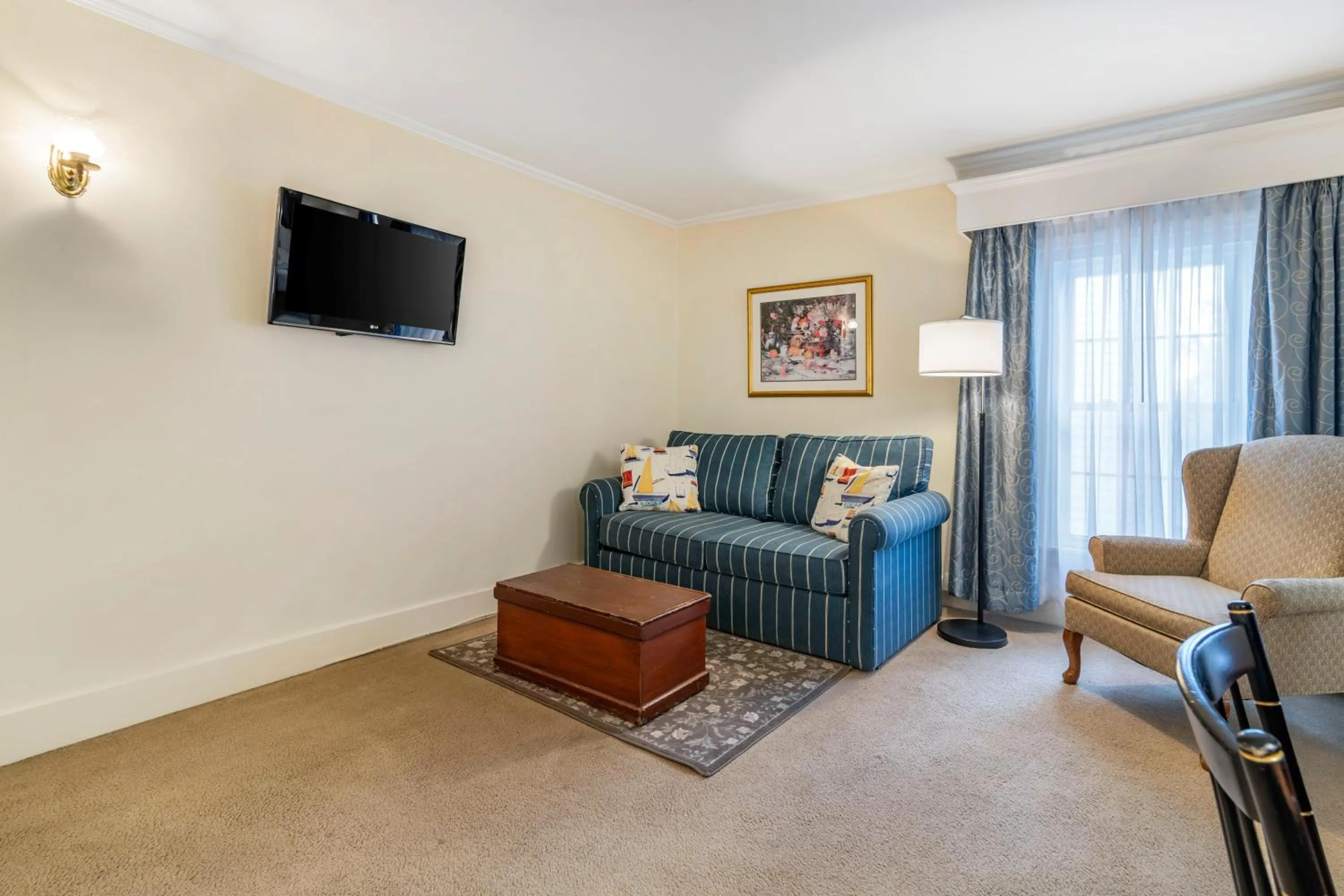 TV and multimedia in The Harraseeket Inn & Event House Freeport Downtown