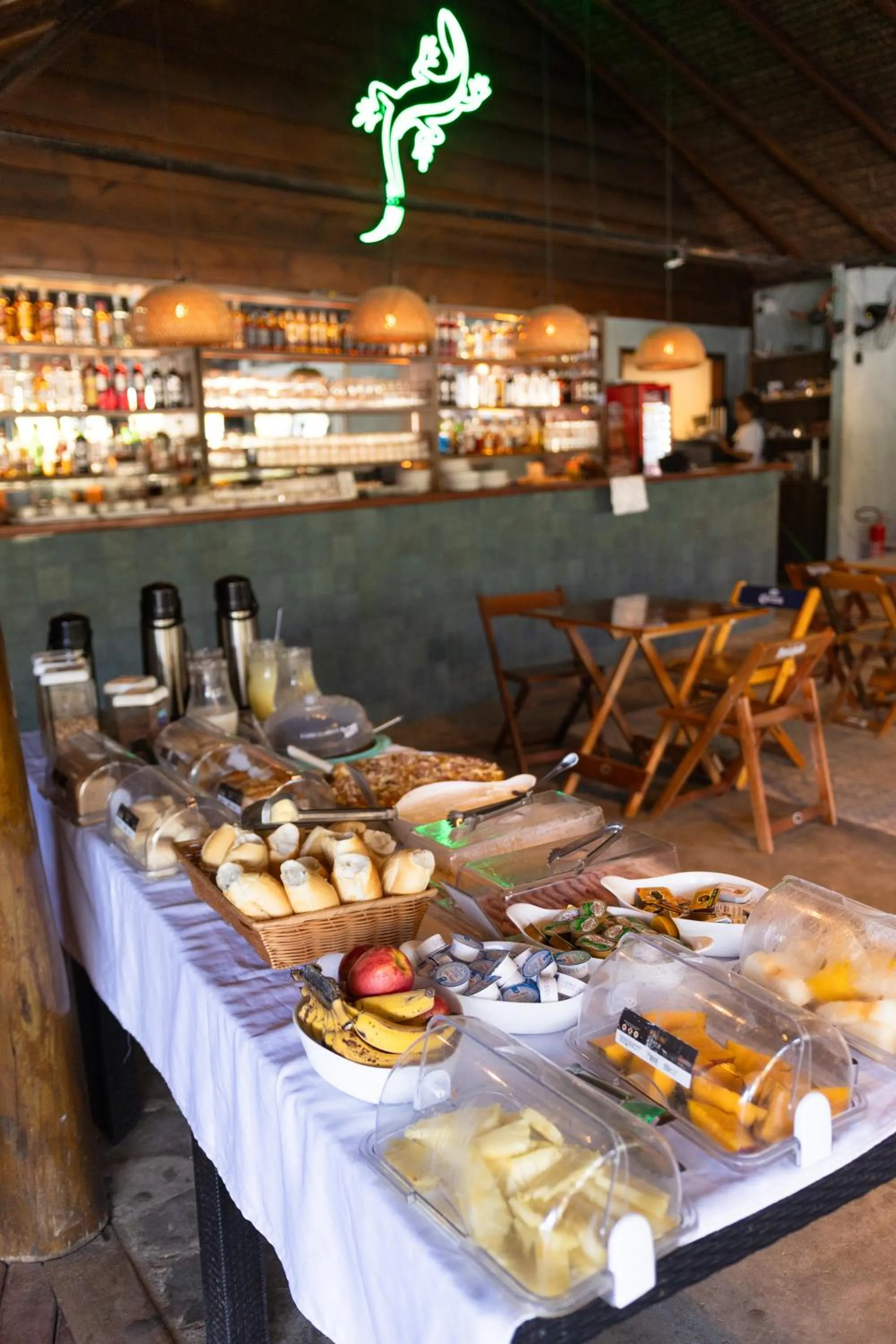 Buffet breakfast in Che Lagarto Hostel Ilha Grande