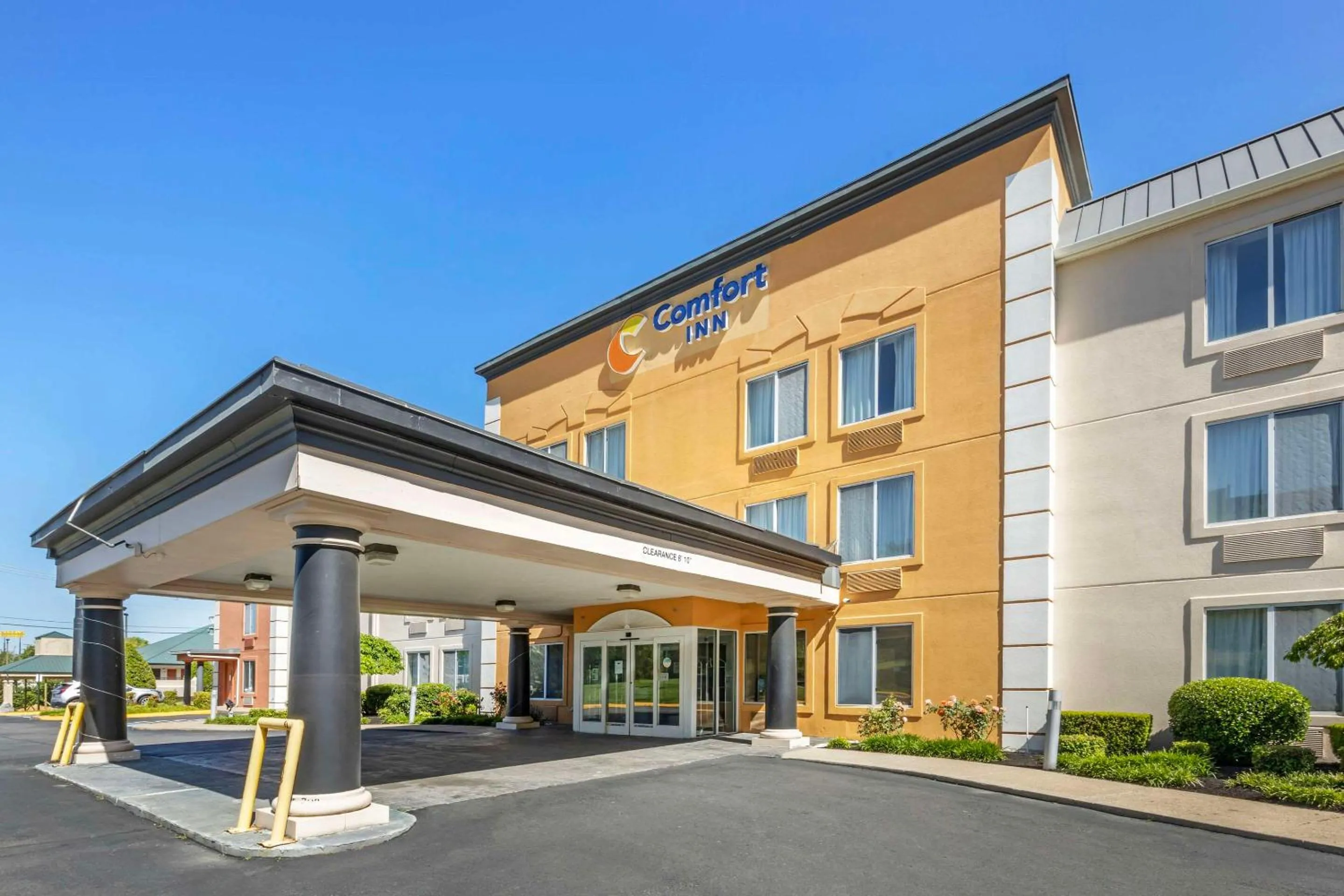 Property building in Comfort Inn Dickson