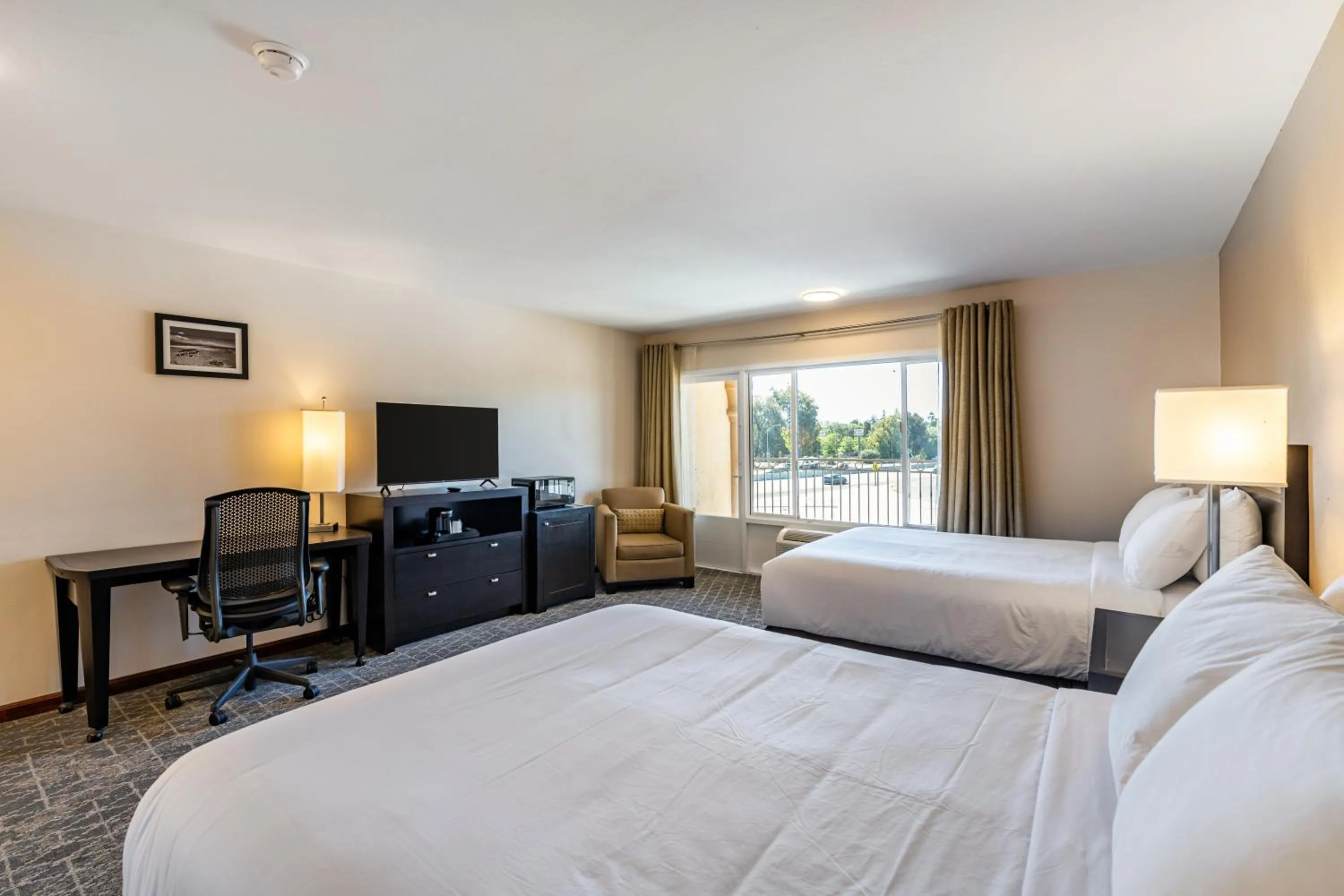 Bed in The Prime Suites, Vallejo - Napa Valley and Six Flags Discovery Kingdom