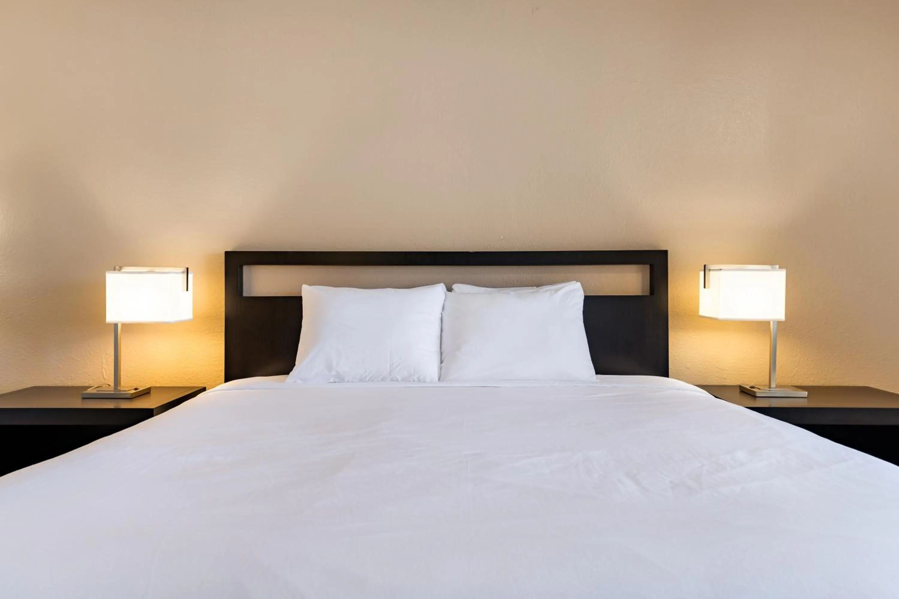 Bed in The Prime Suites, Vallejo - Napa Valley and Six Flags Discovery Kingdom