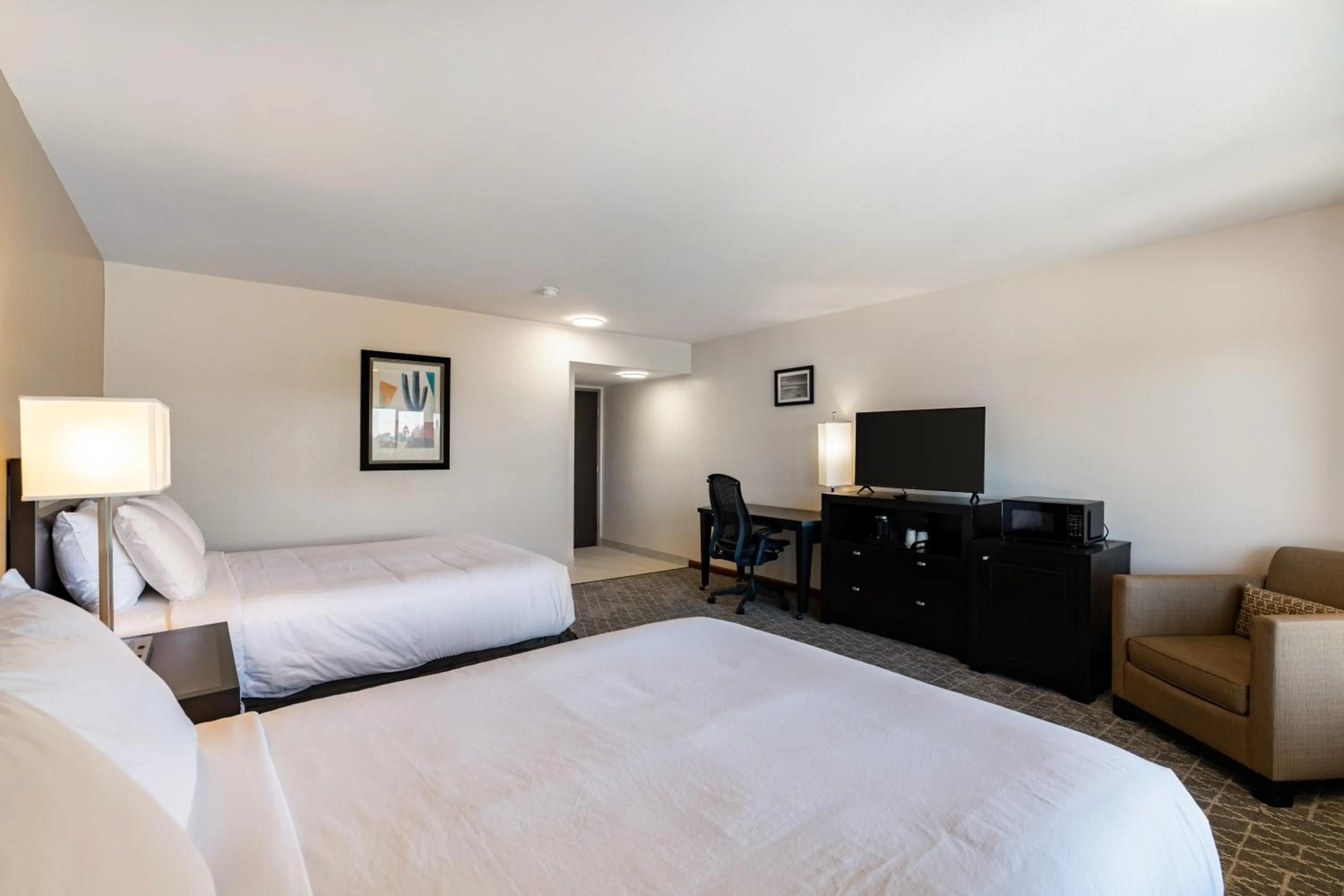 Bed in The Prime Suites, Vallejo - Napa Valley and Six Flags Discovery Kingdom