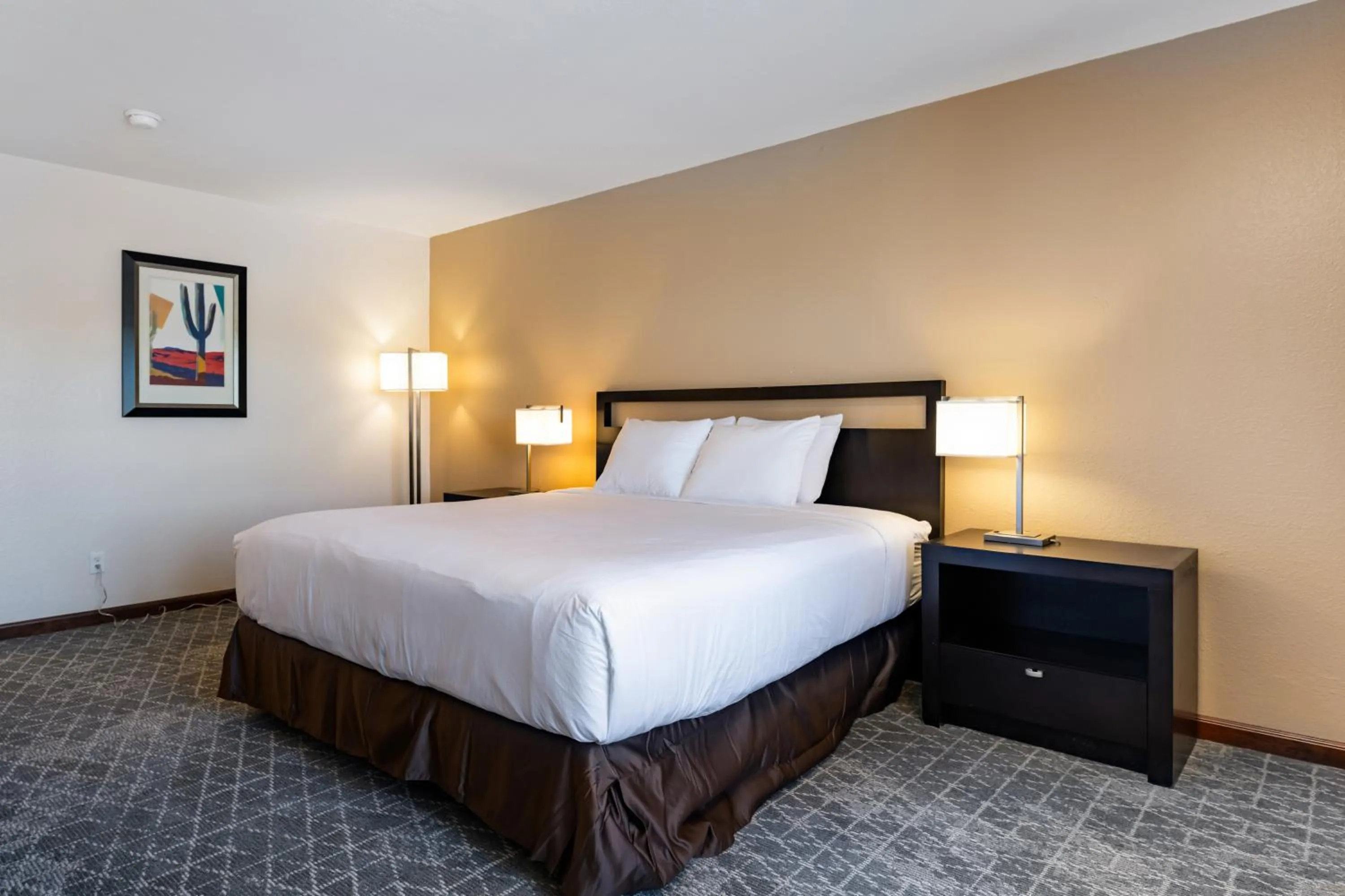 Bed in The Prime Suites, Vallejo - Napa Valley and Six Flags Discovery Kingdom