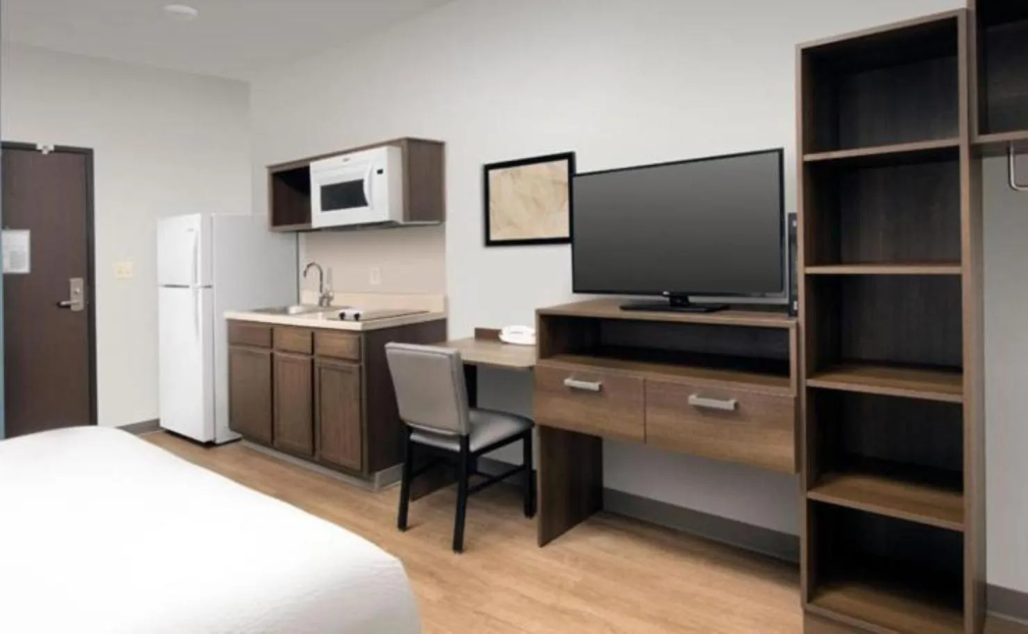 Kitchen or kitchenette, Bed in WoodSpring Suites Miami Southwest