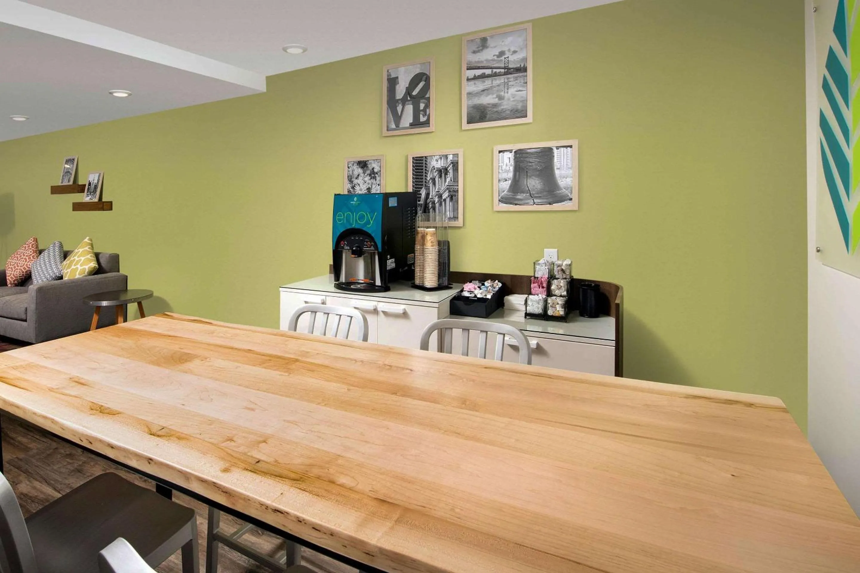 Lobby or reception in Woodspring Suites Cherry Hill