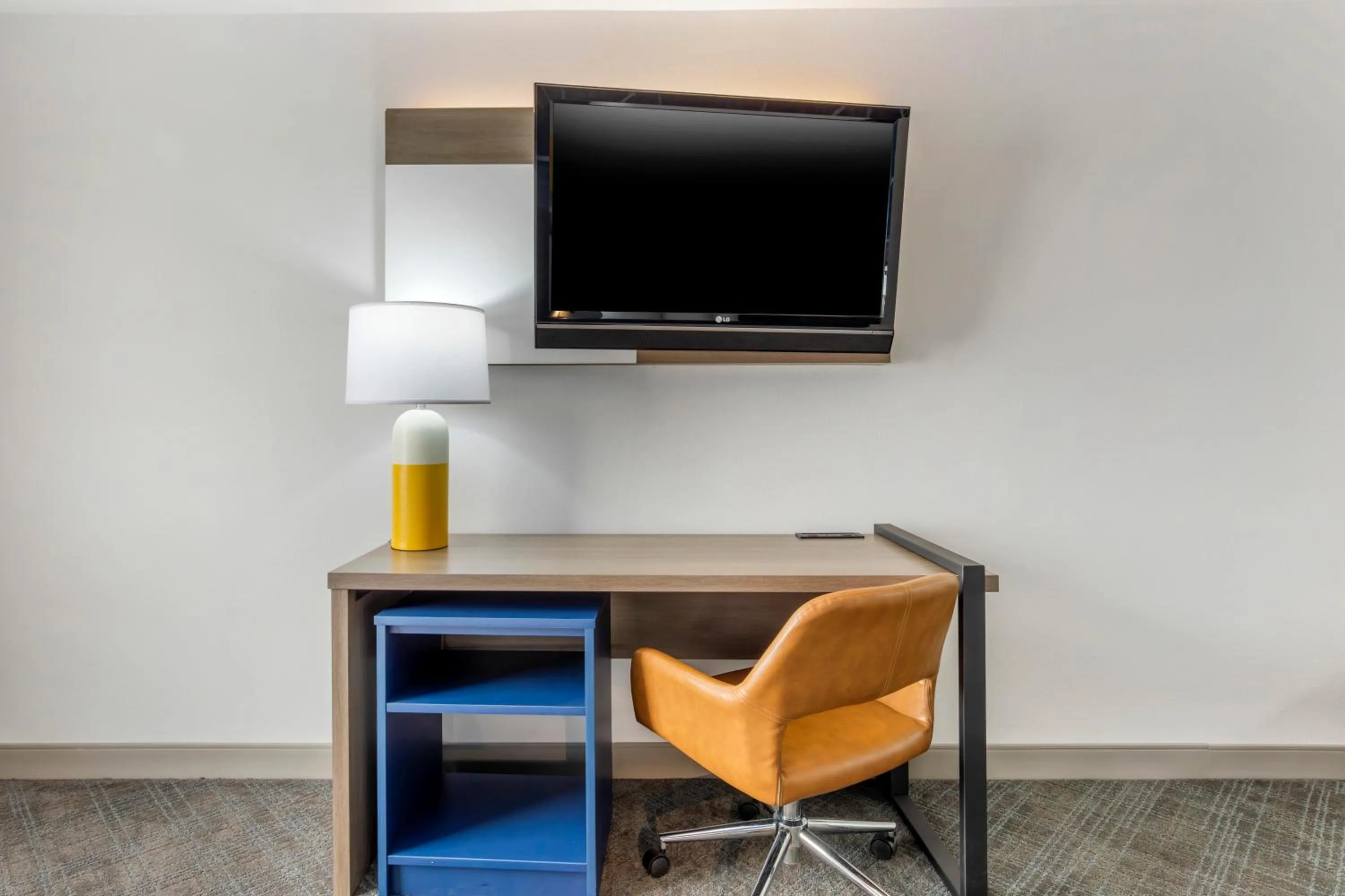 Communal lounge/ TV room in Comfort Inn & Suites Irving Las Colinas DFW