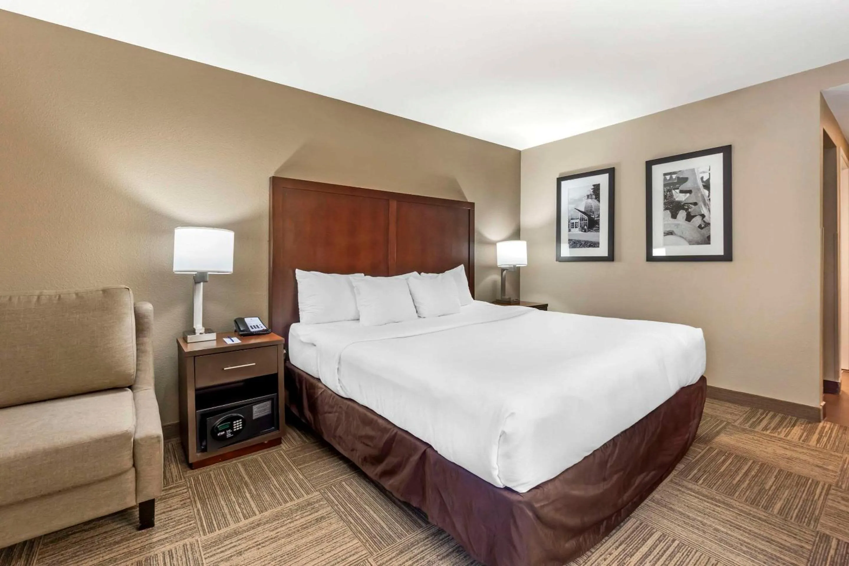 Bedroom, Bed in Comfort Inn & Suites Sea-Tac Airport