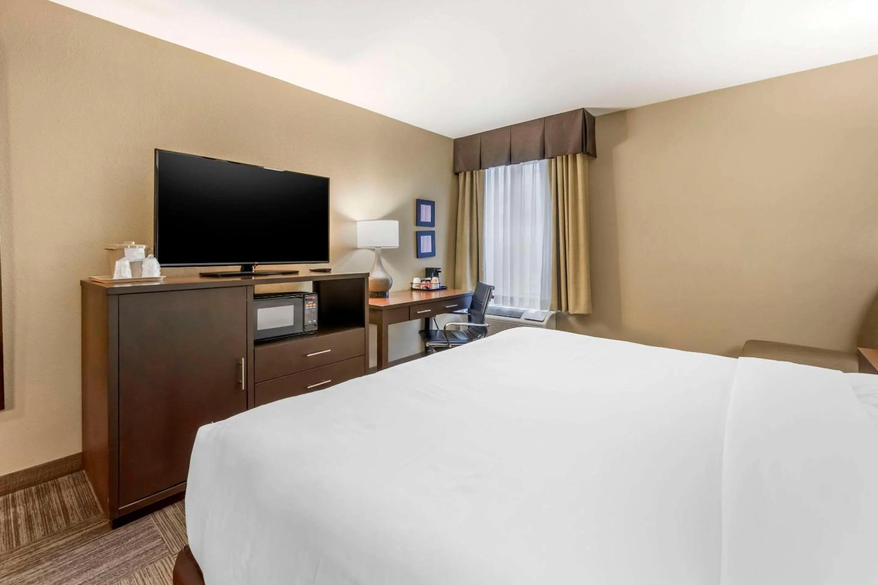 Bedroom, Bed in Comfort Inn & Suites Sea-Tac Airport