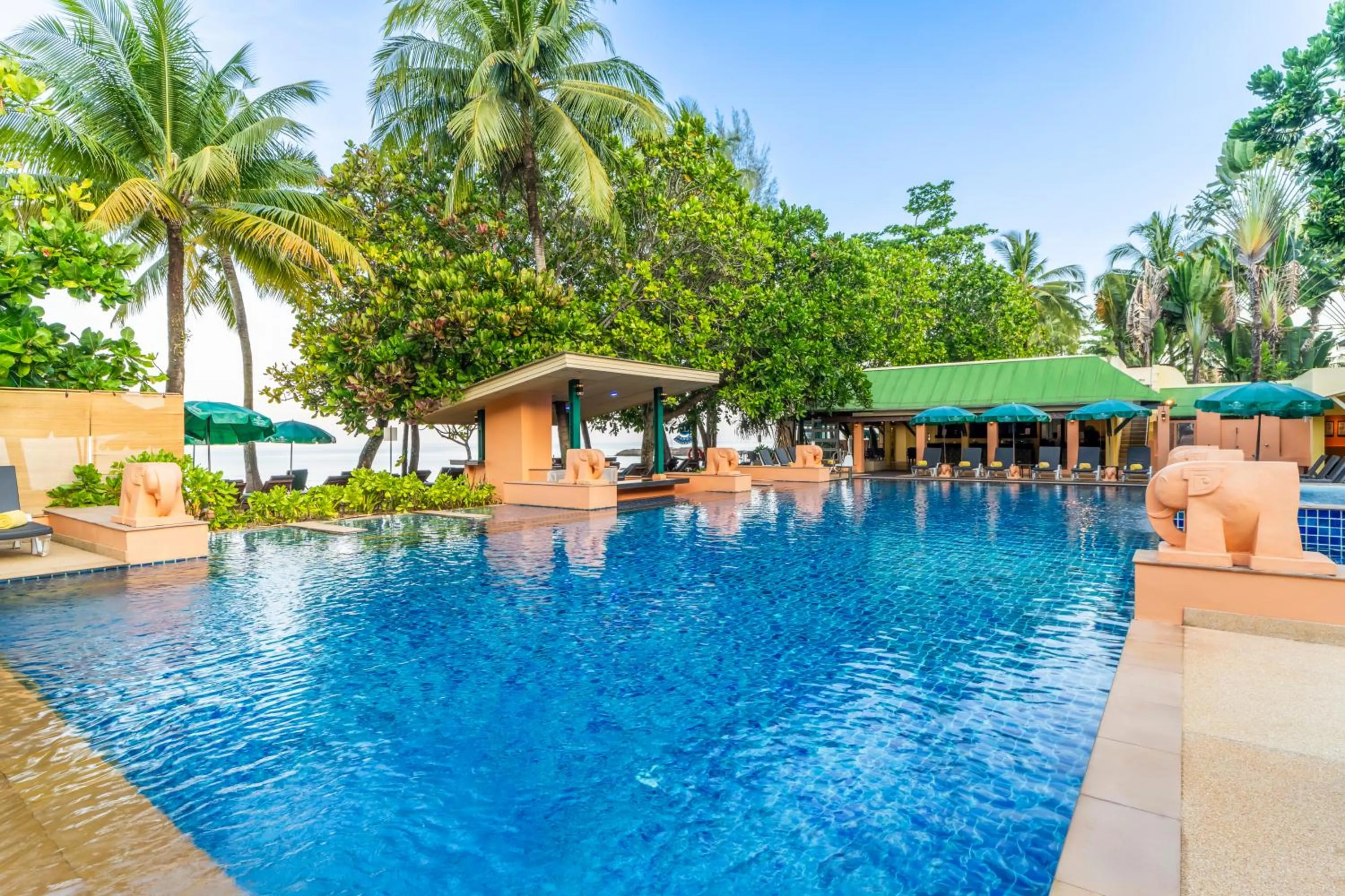 Swimming pool in Baan Khaolak Beach Resort