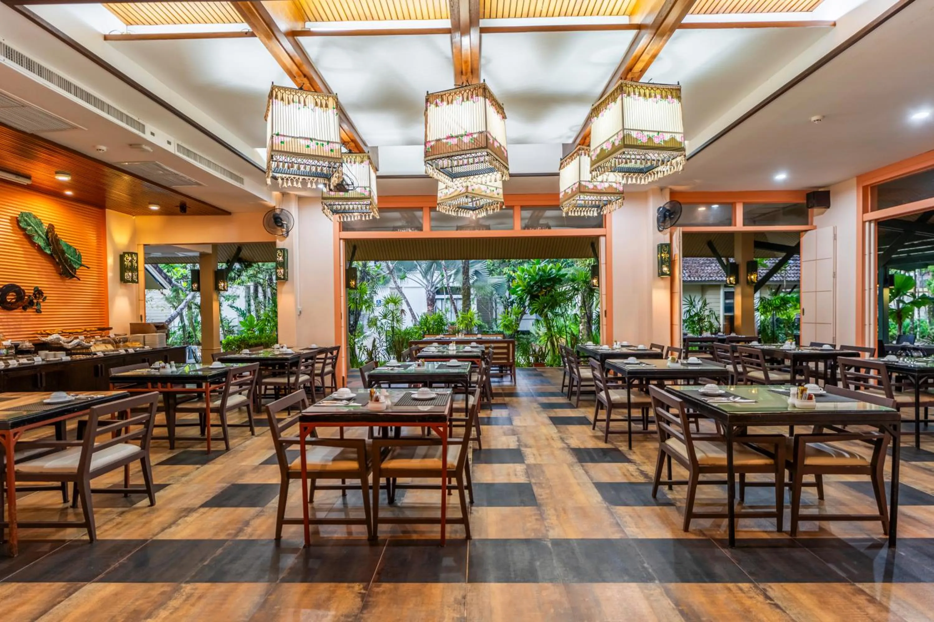 Restaurant/places to eat in Baan Khaolak Beach Resort