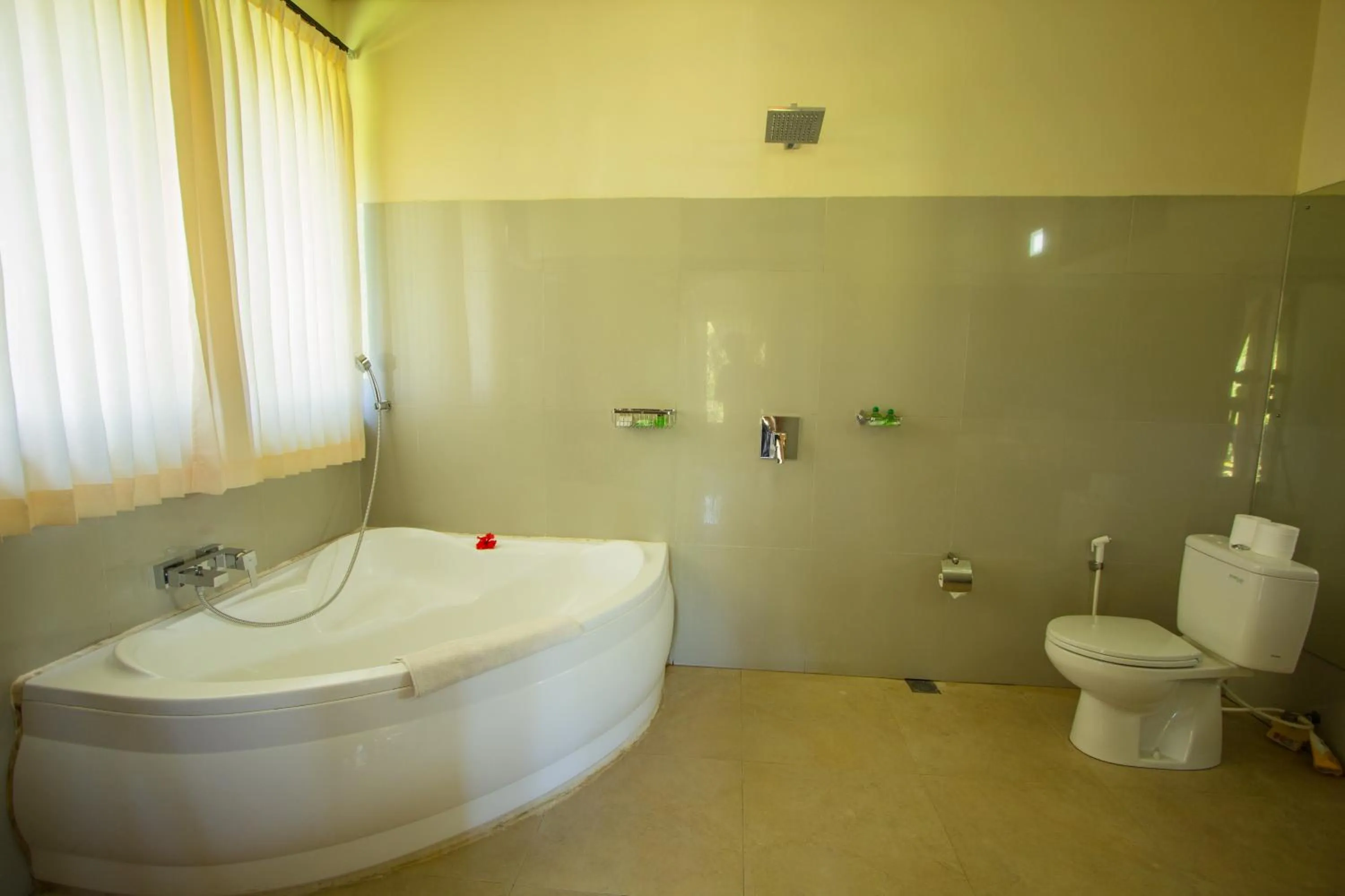 Shower in Arya Amed Beach Resort and Dive Center