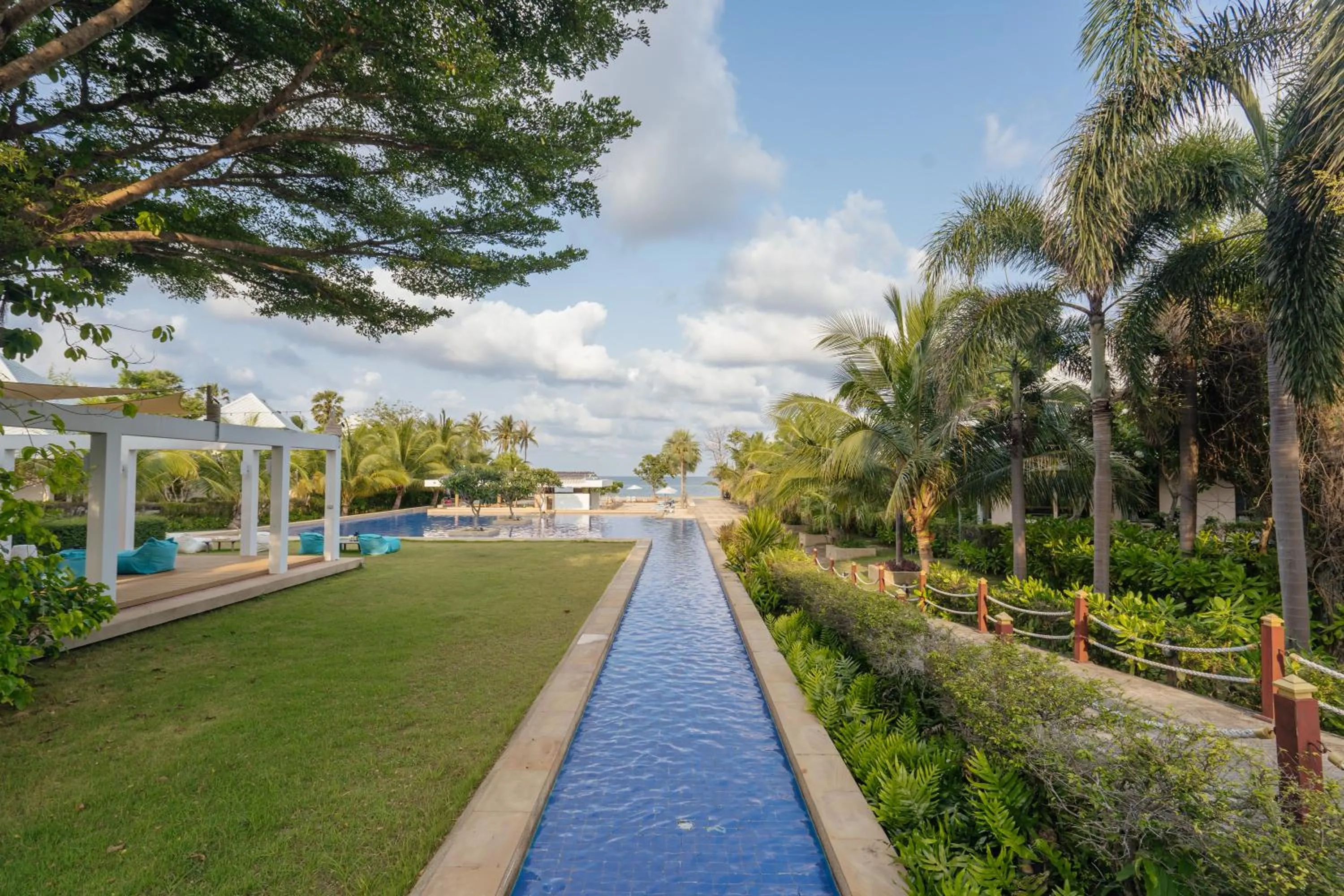 Swimming pool in Sirarun Resort