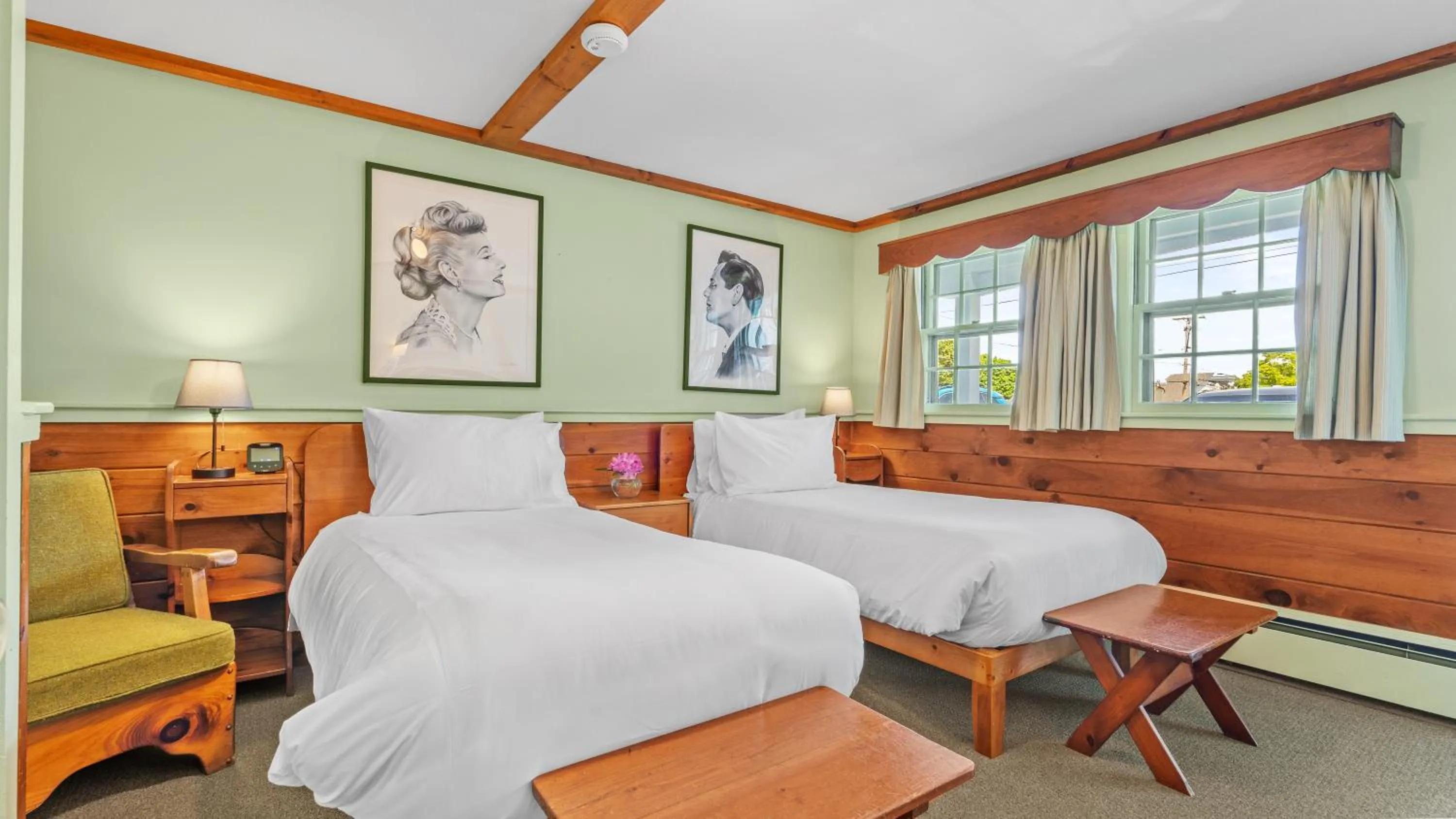 Bedroom in Mid-Town Motel