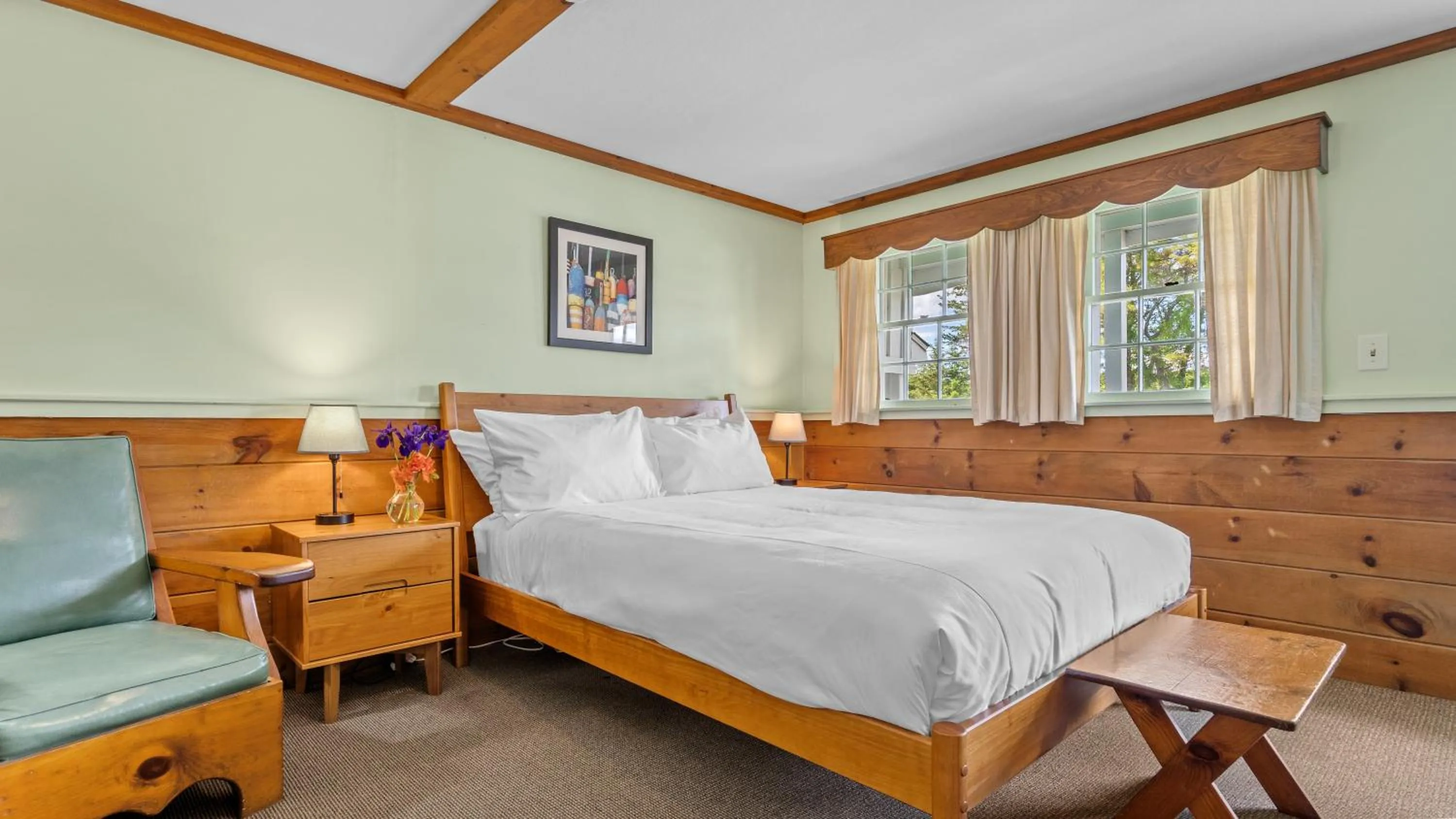 Bedroom in Mid-Town Motel