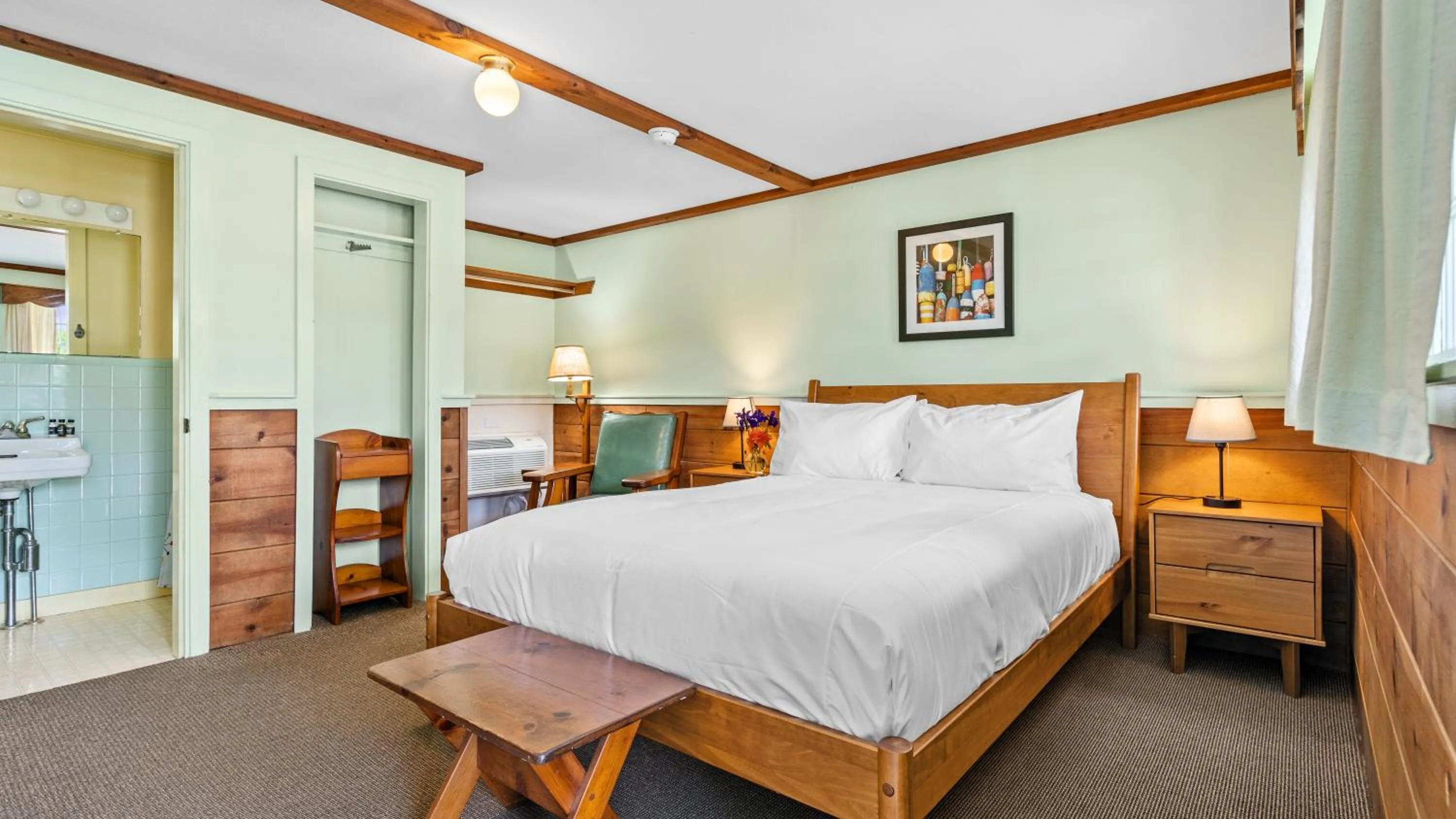 Bedroom in Mid-Town Motel