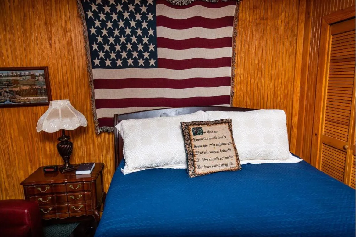 Bed in Mountain Aire Cottages, Inn, & Glamping