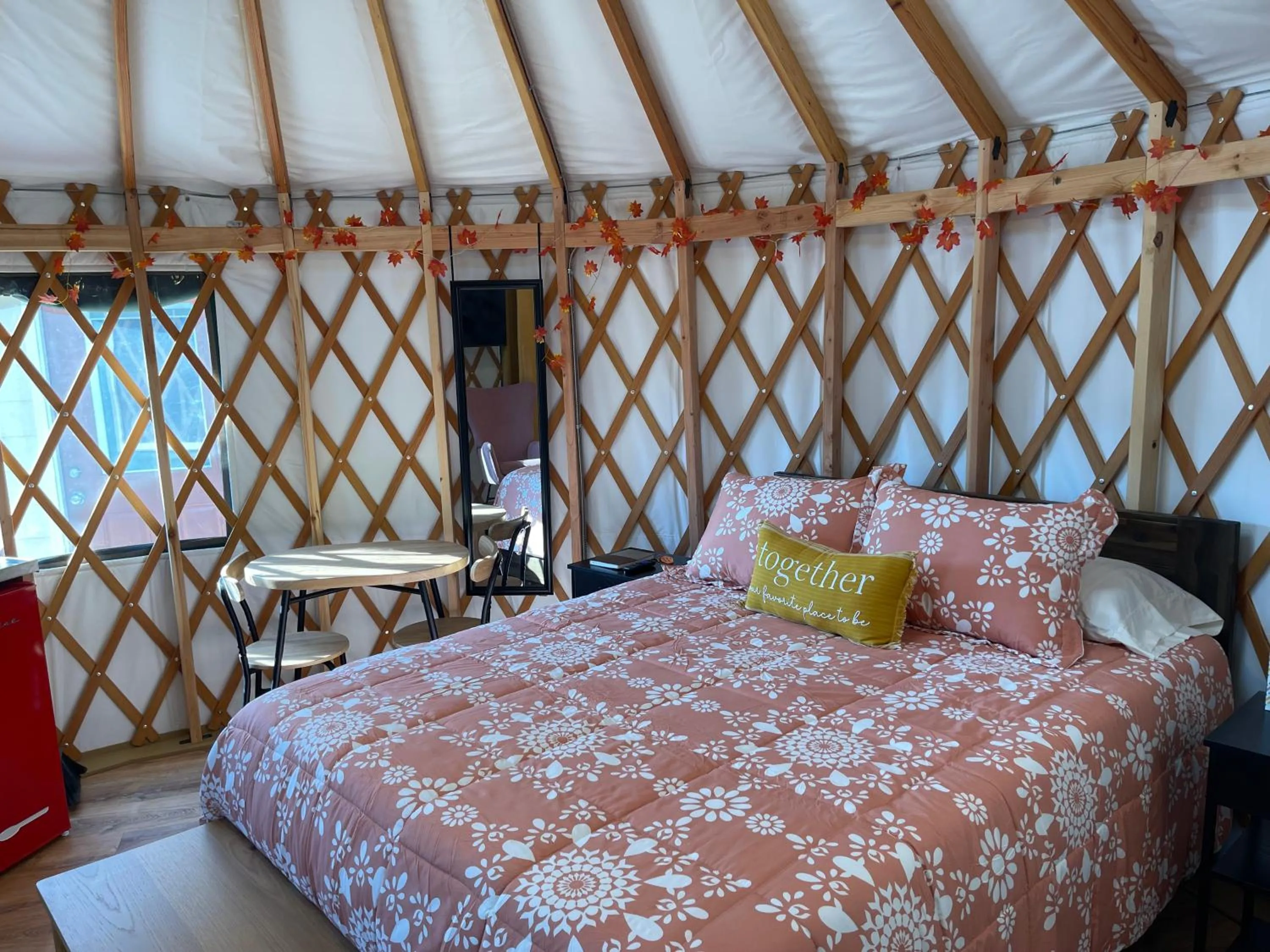 Bed in Mountain Aire Cottages, Inn, & Glamping