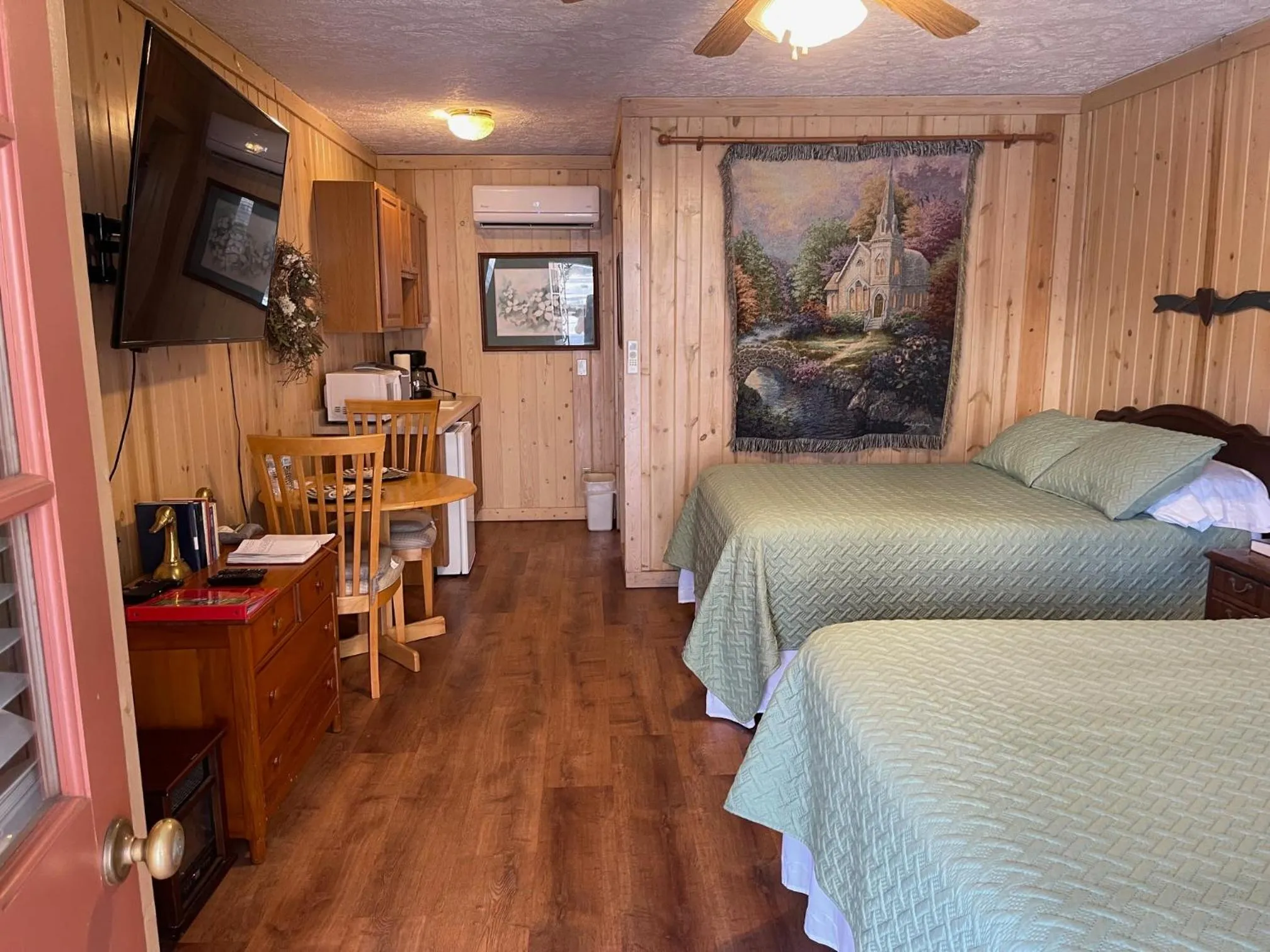 Bed in Mountain Aire Cottages, Inn, & Glamping