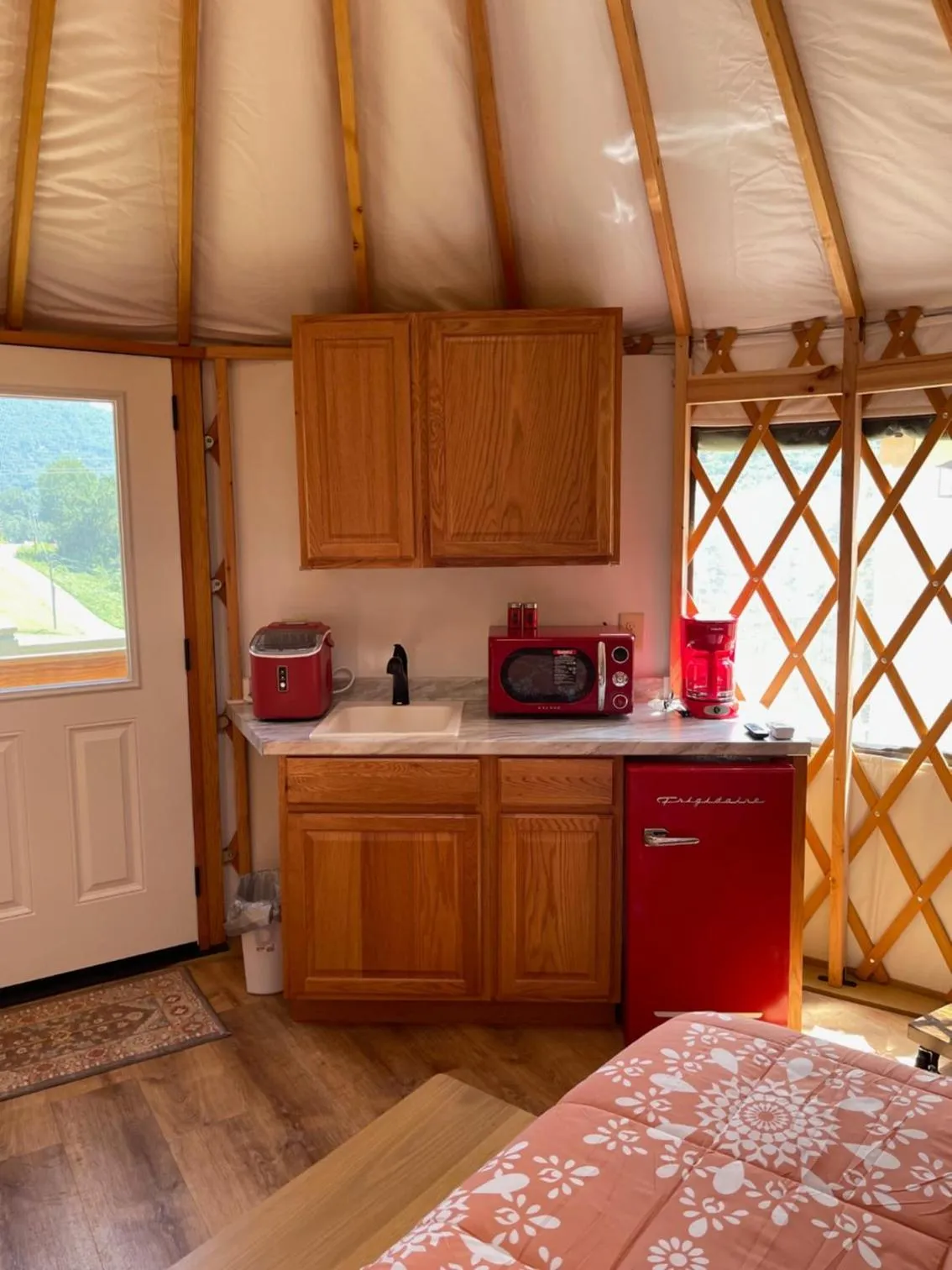 Kitchen or kitchenette in Mountain Aire Cottages, Inn, & Glamping