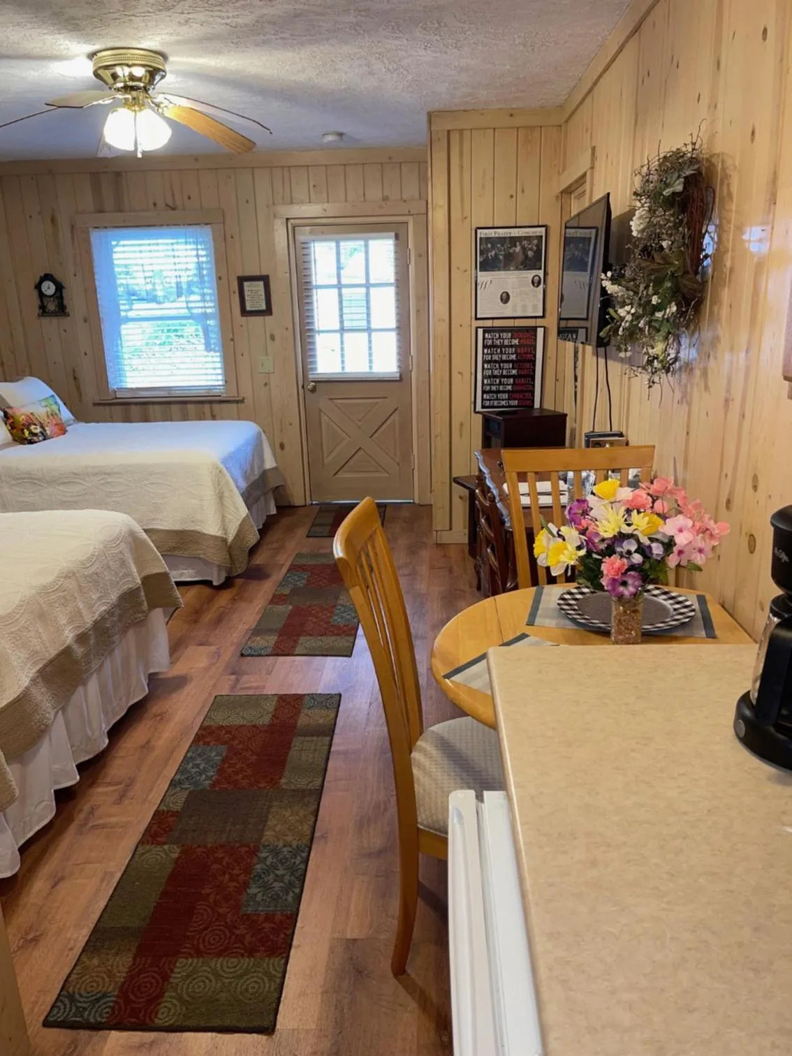 Bed in Mountain Aire Cottages, Inn, & Glamping