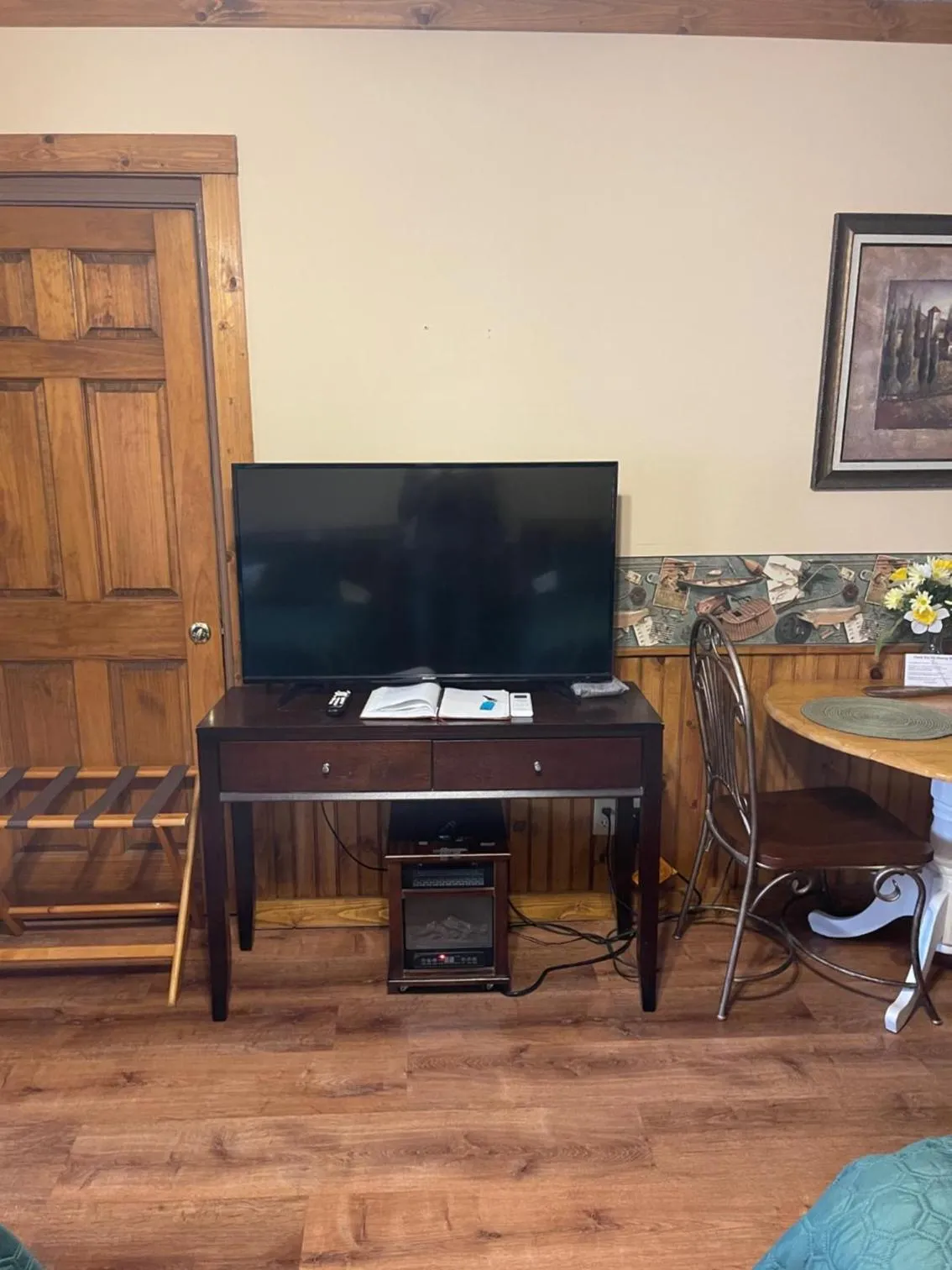 TV and multimedia in Mountain Aire Cottages, Inn, & Glamping