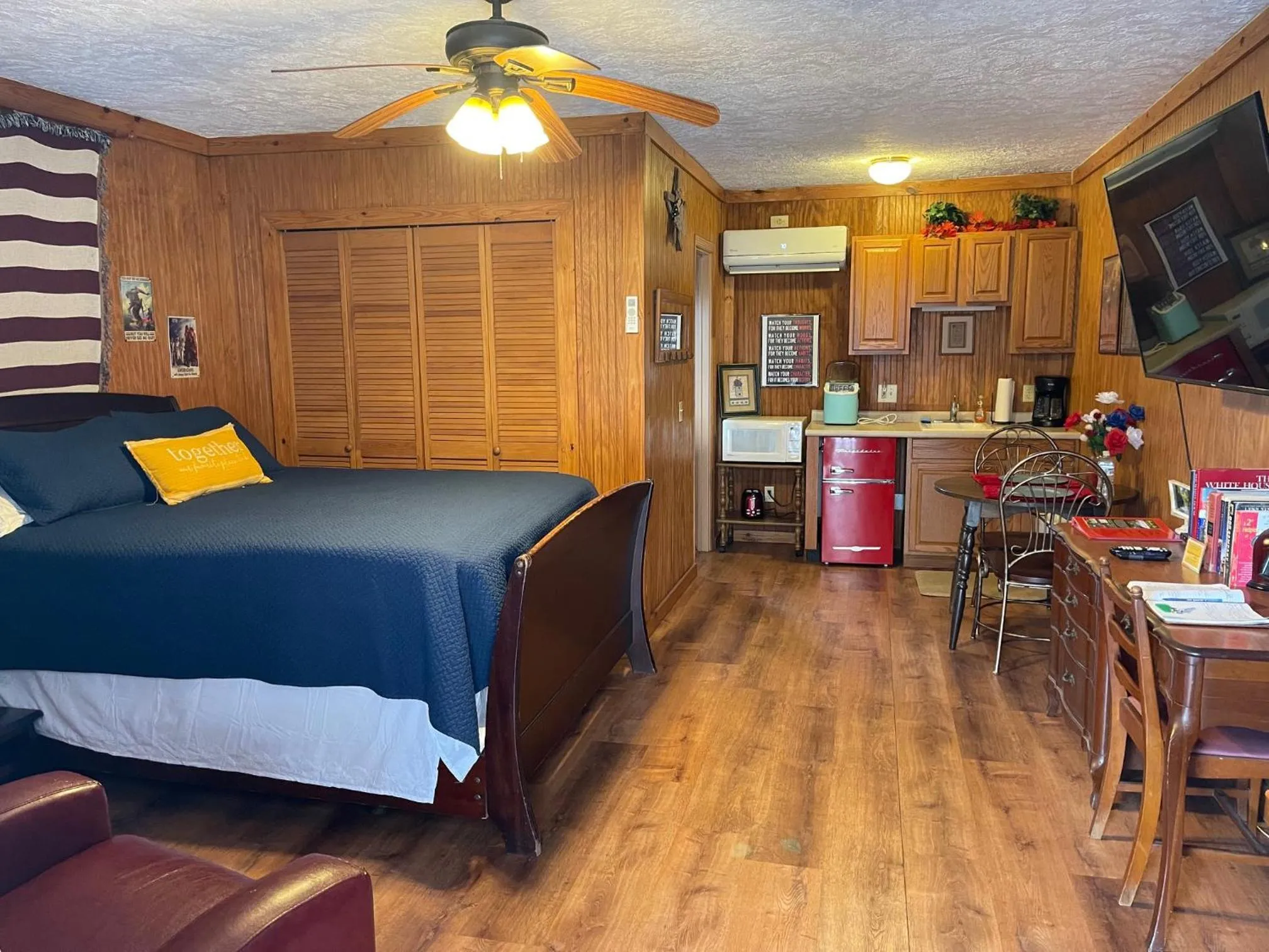 Bed in Mountain Aire Cottages, Inn, & Glamping