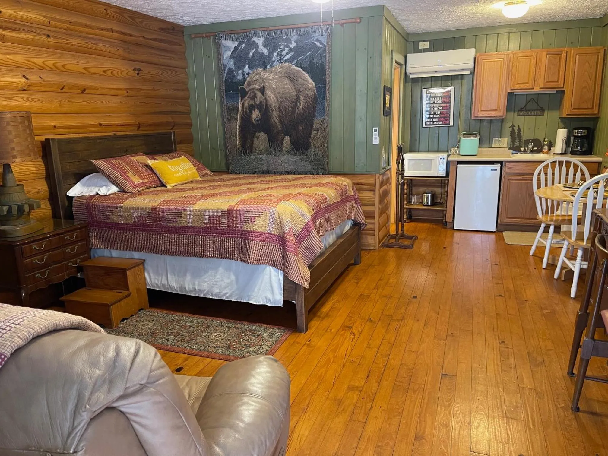 Bed in Mountain Aire Cottages, Inn, & Glamping