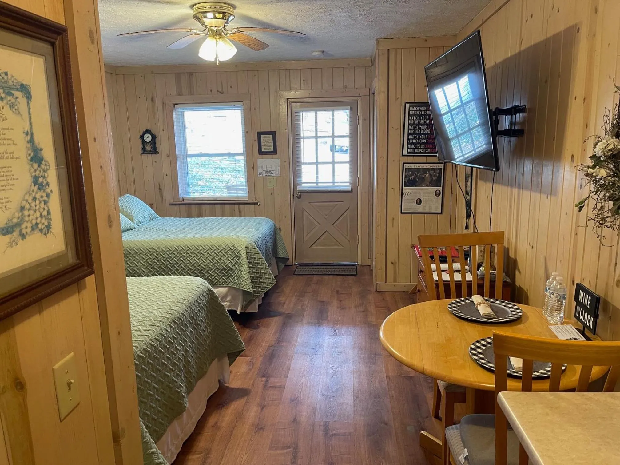 Bed in Mountain Aire Cottages, Inn, & Glamping