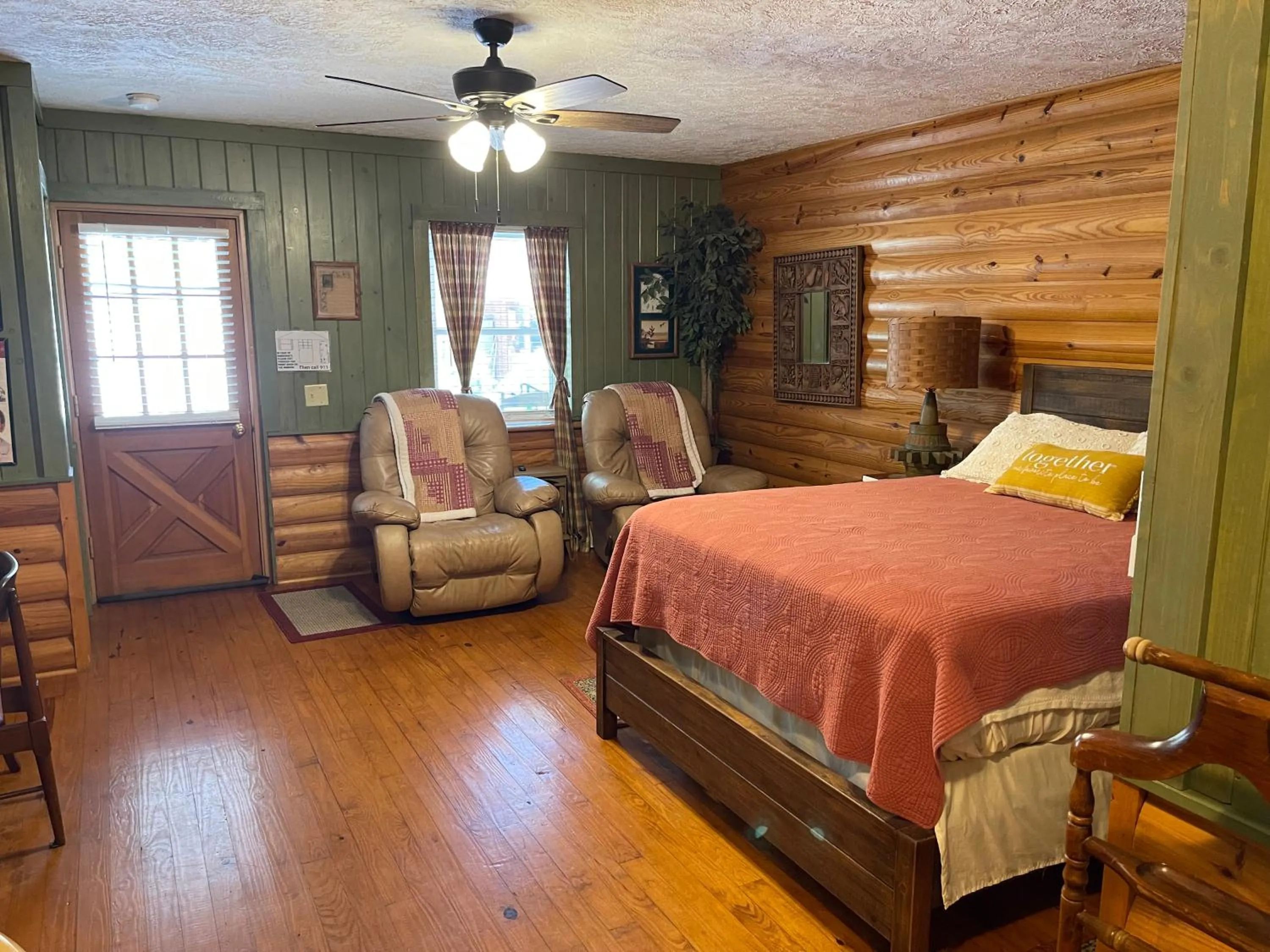 Bed in Mountain Aire Cottages, Inn, & Glamping