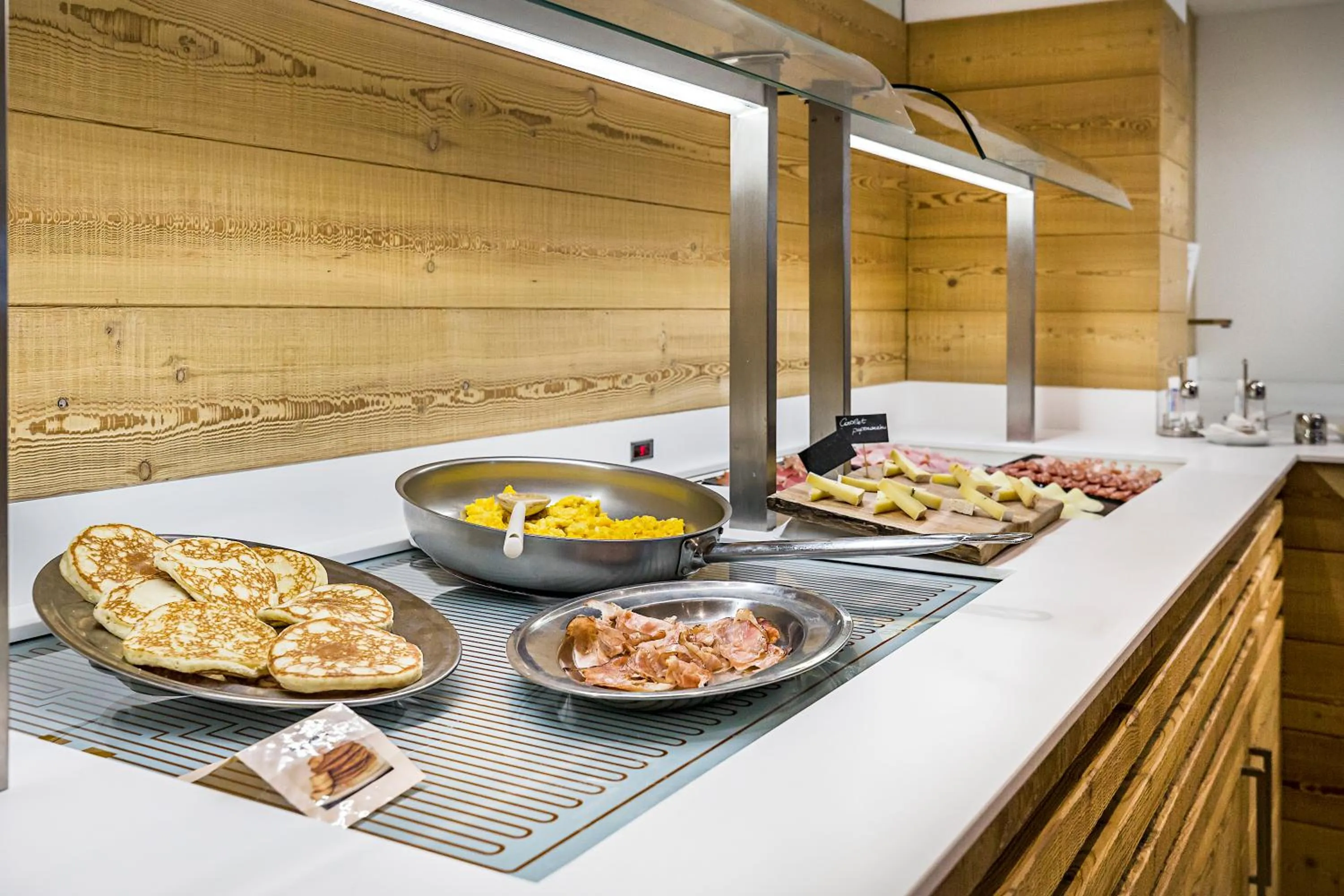 Buffet breakfast in Hotel Cristiania