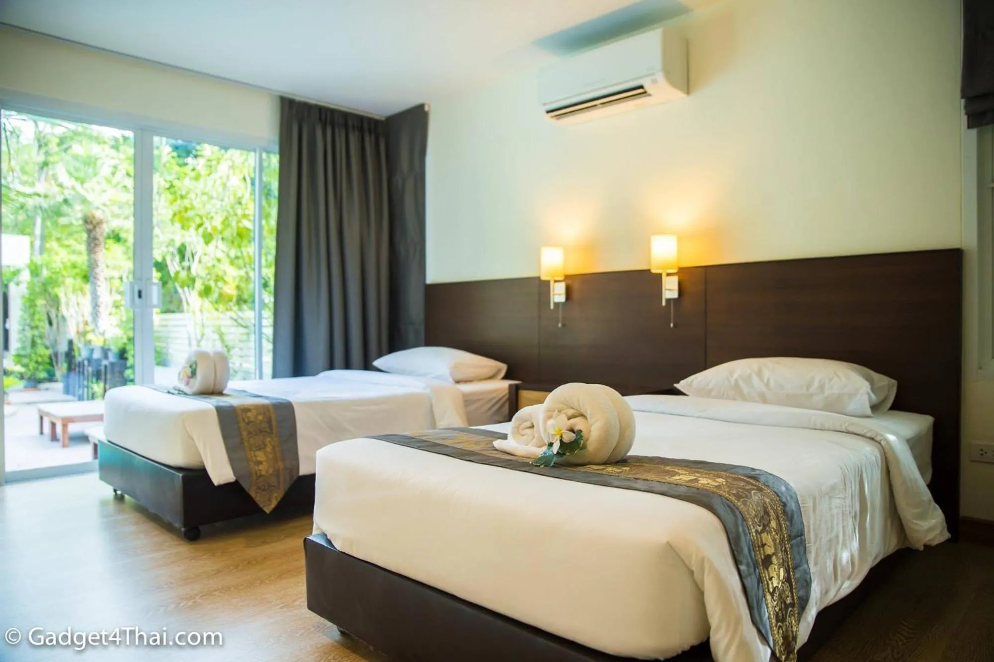 Bed in Baan Klang Aow Beach Resort