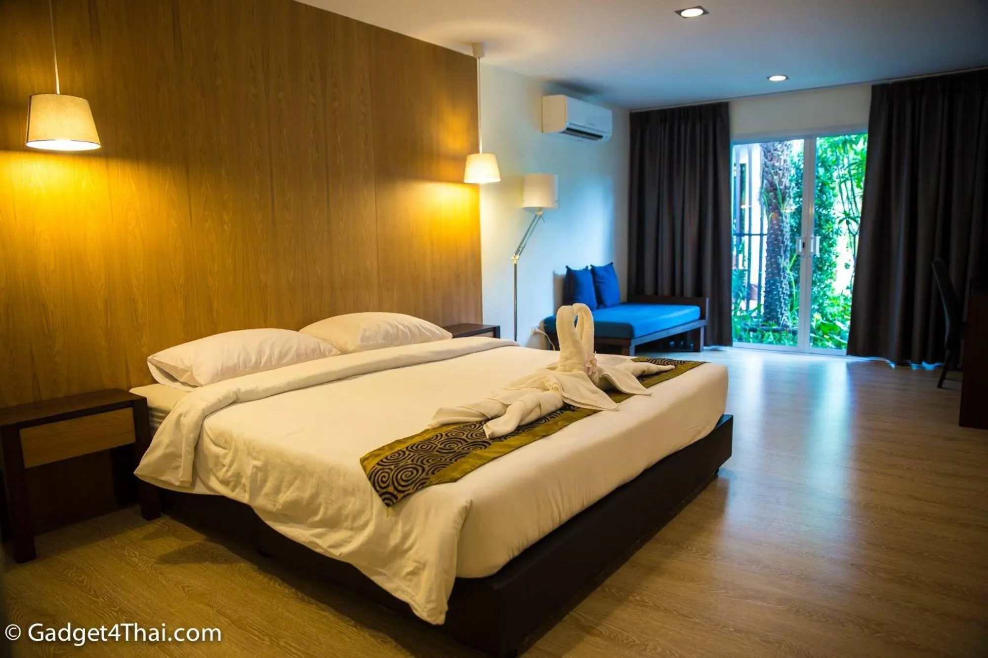 Bed in Baan Klang Aow Beach Resort