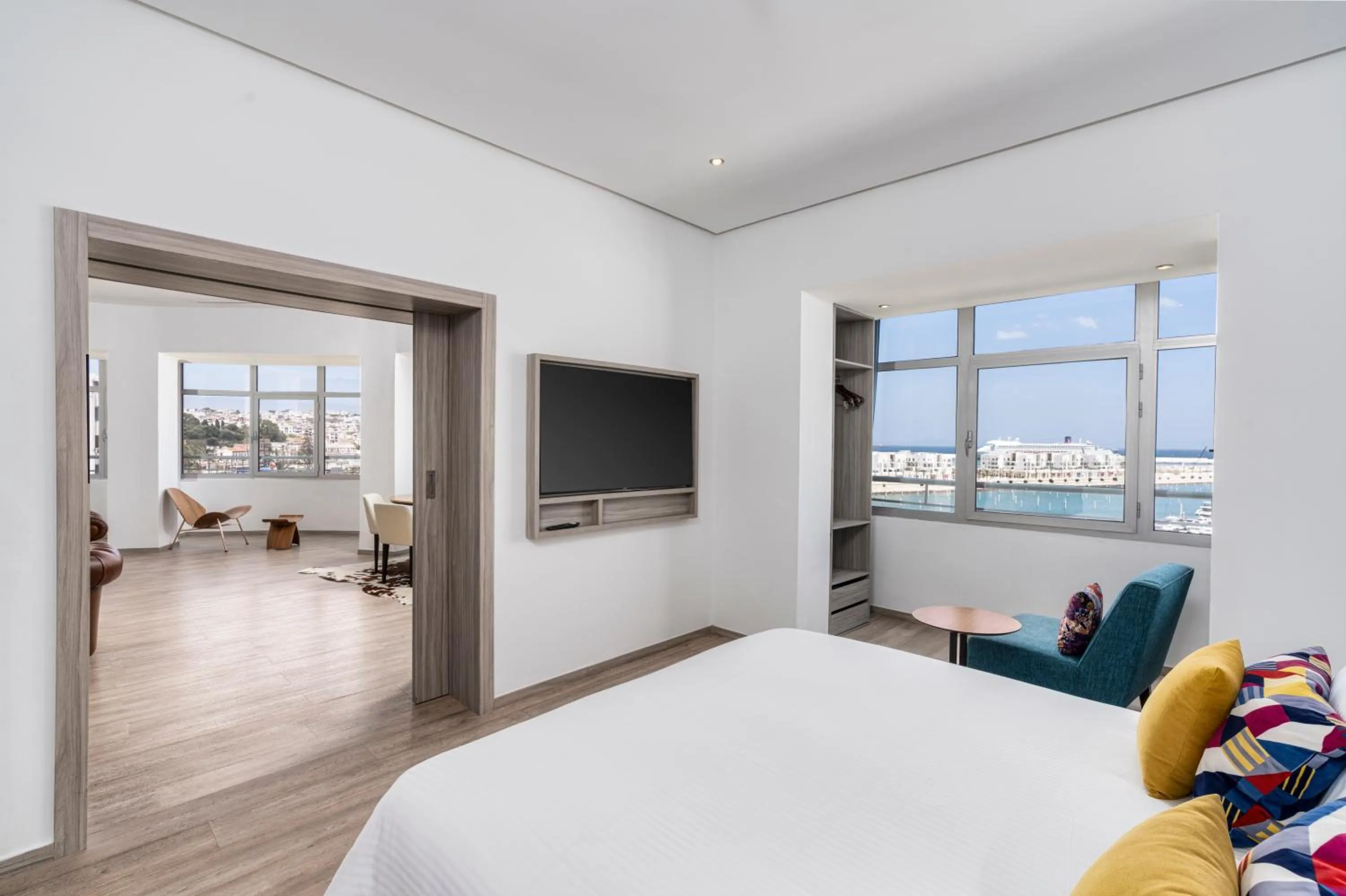 Photo of the whole room, Bed in Marina Bay City Center