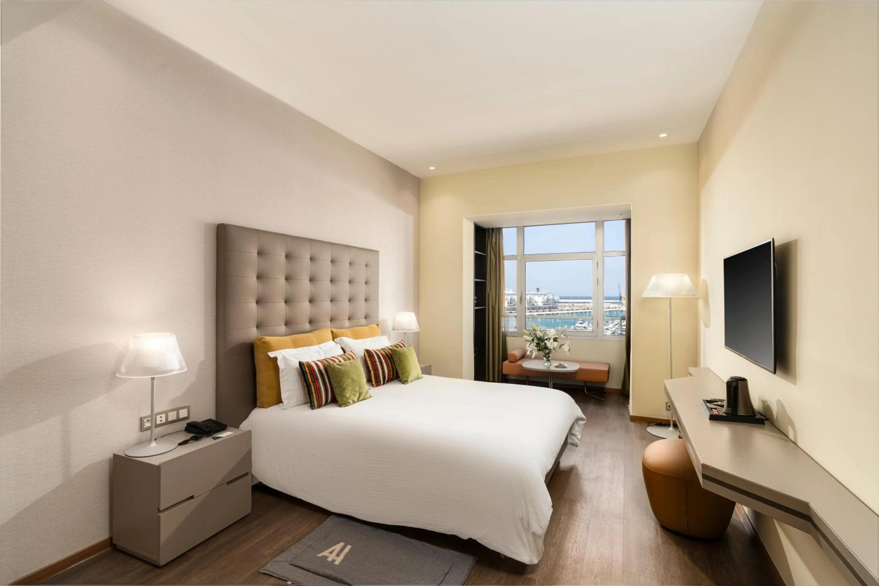 Photo of the whole room, Bed in Marina Bay City Center