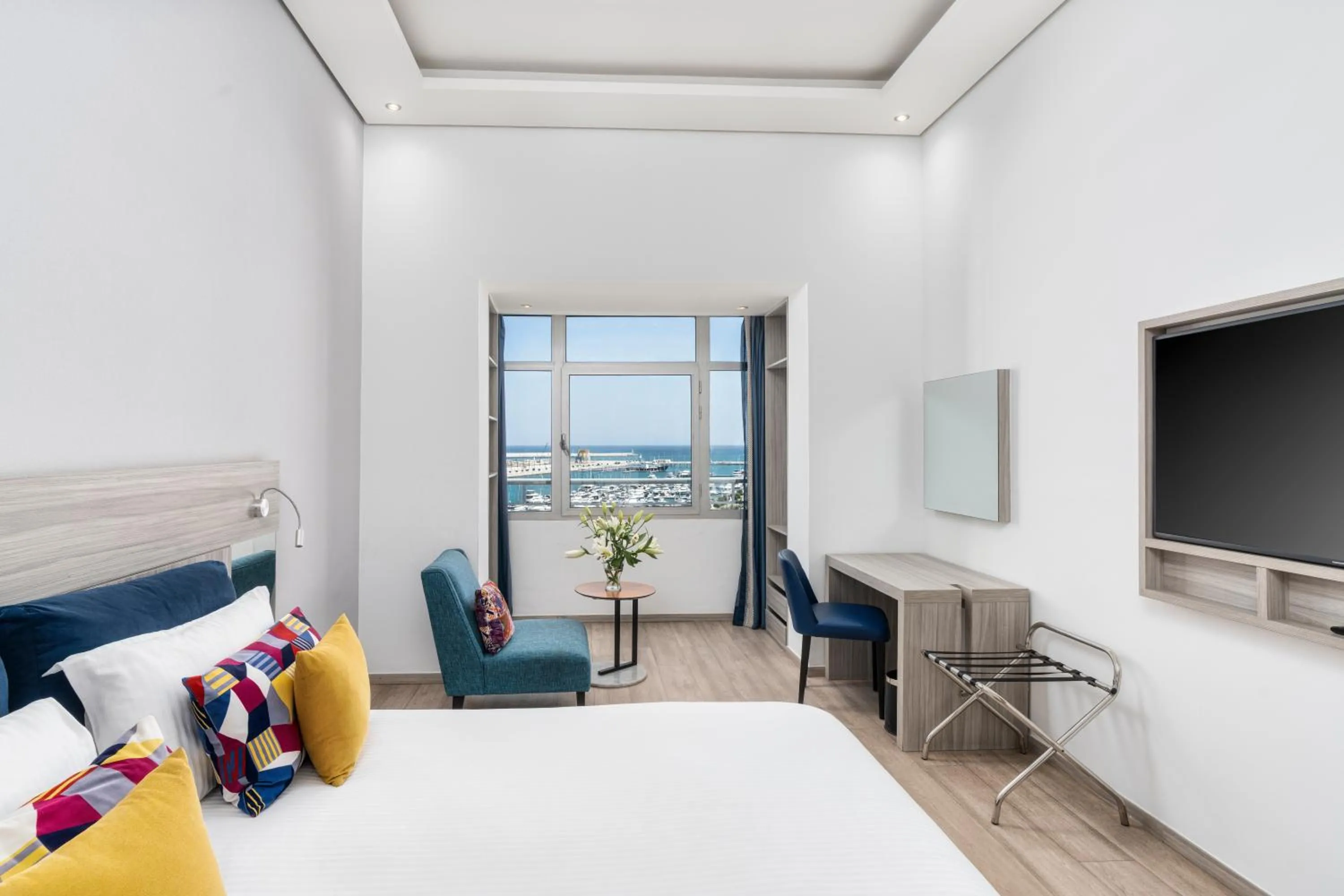 Photo of the whole room, Bed in Marina Bay City Center