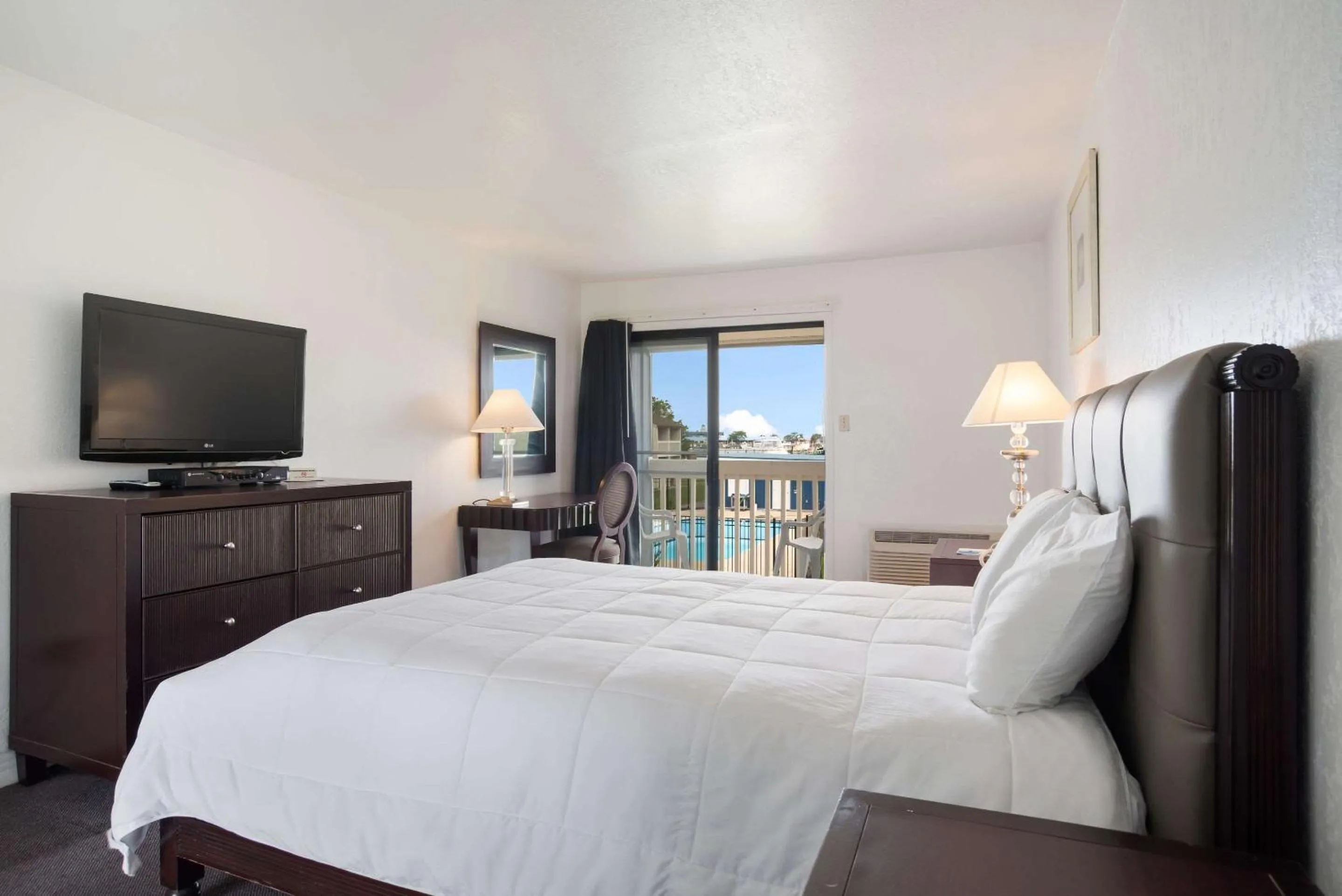 Photo of the whole room, Bed in Rodeway Inn at Somers Cove Marina