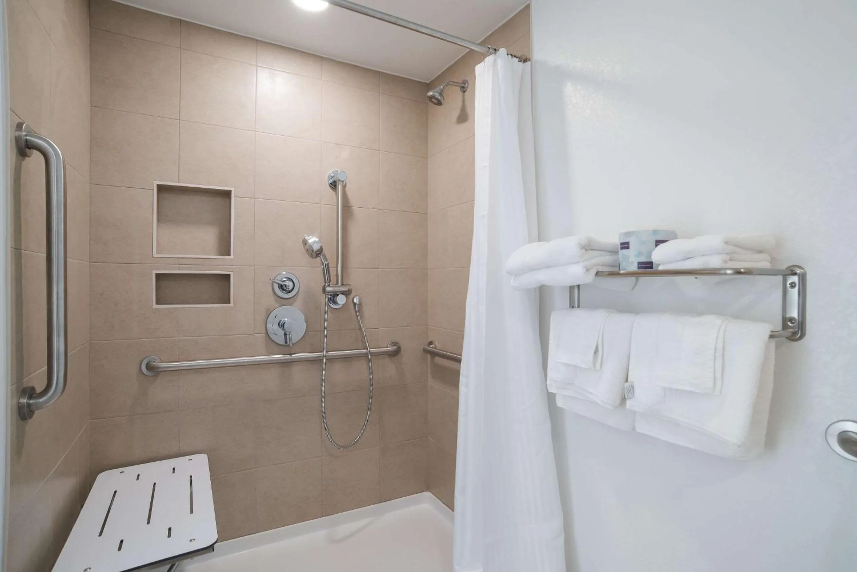 Bathroom in Rodeway Inn at Somers Cove Marina