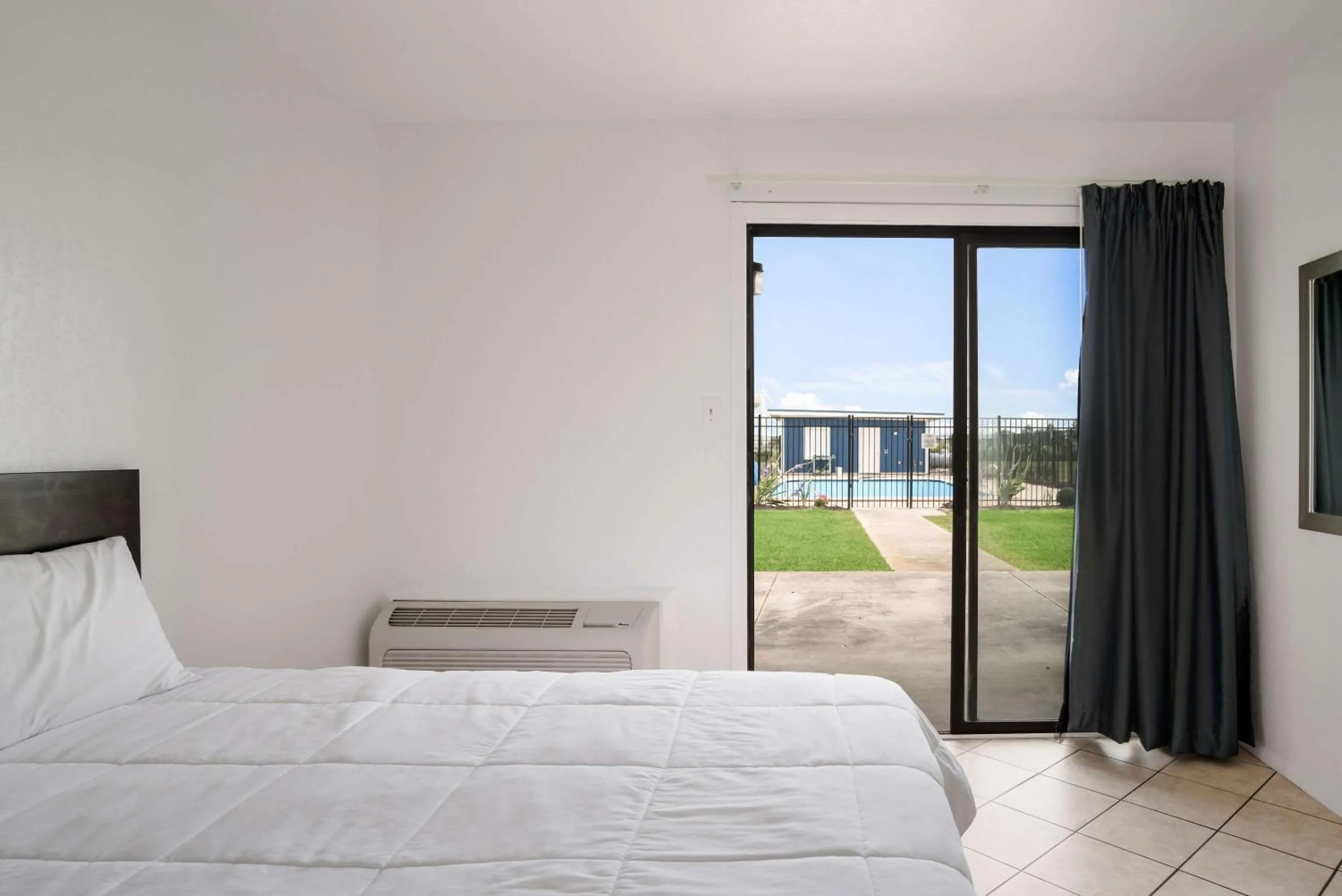 Photo of the whole room, Bed in Rodeway Inn at Somers Cove Marina