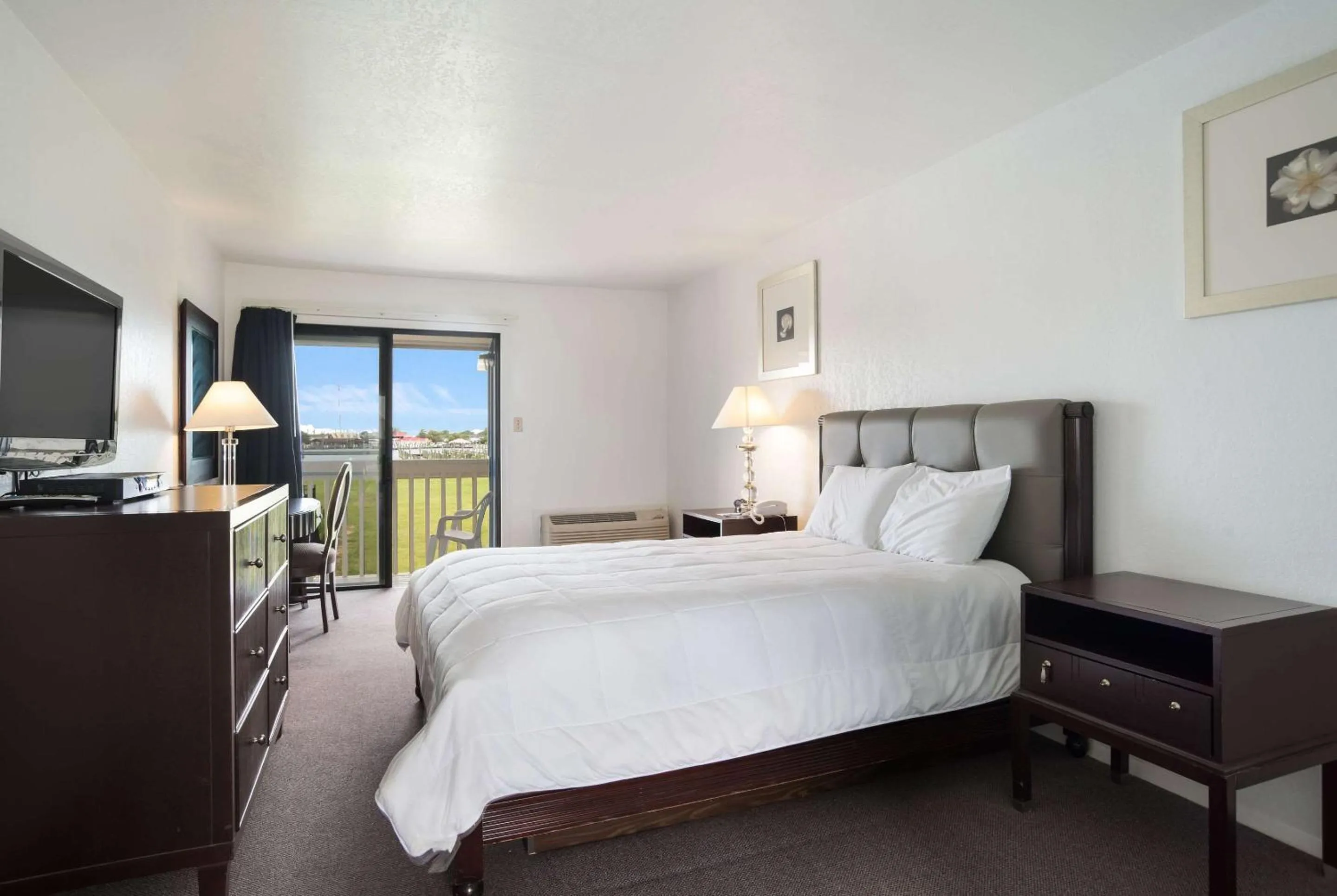 Photo of the whole room, Bed in Rodeway Inn at Somers Cove Marina