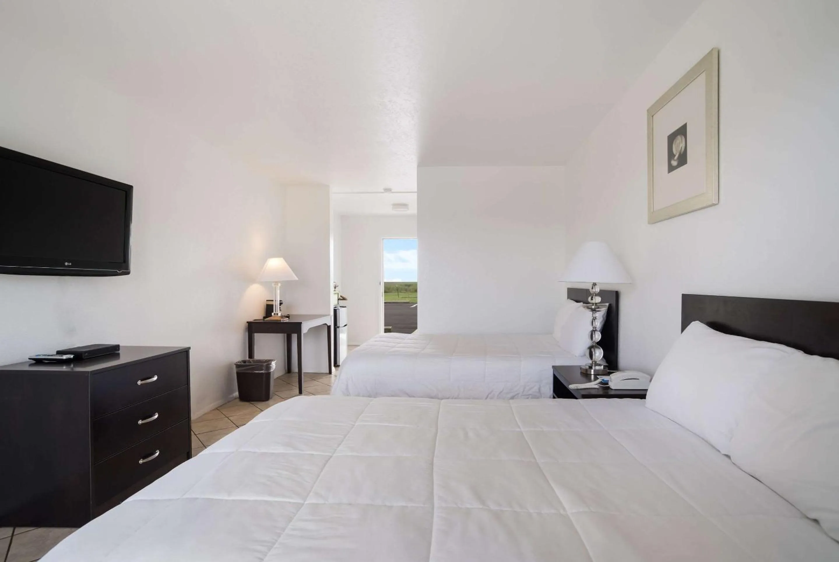 Photo of the whole room, Bed in Rodeway Inn at Somers Cove Marina