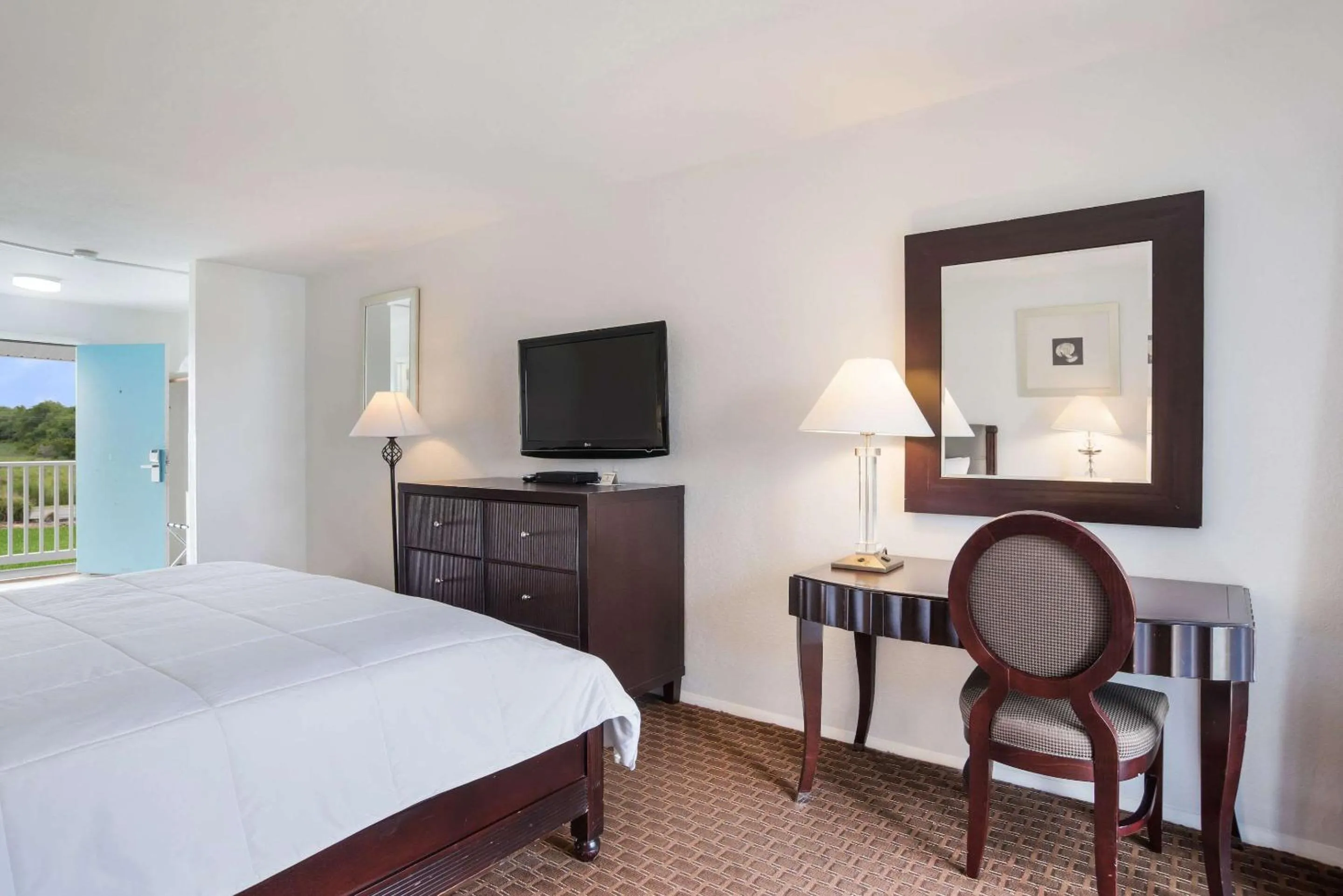 Photo of the whole room, Bed in Rodeway Inn at Somers Cove Marina